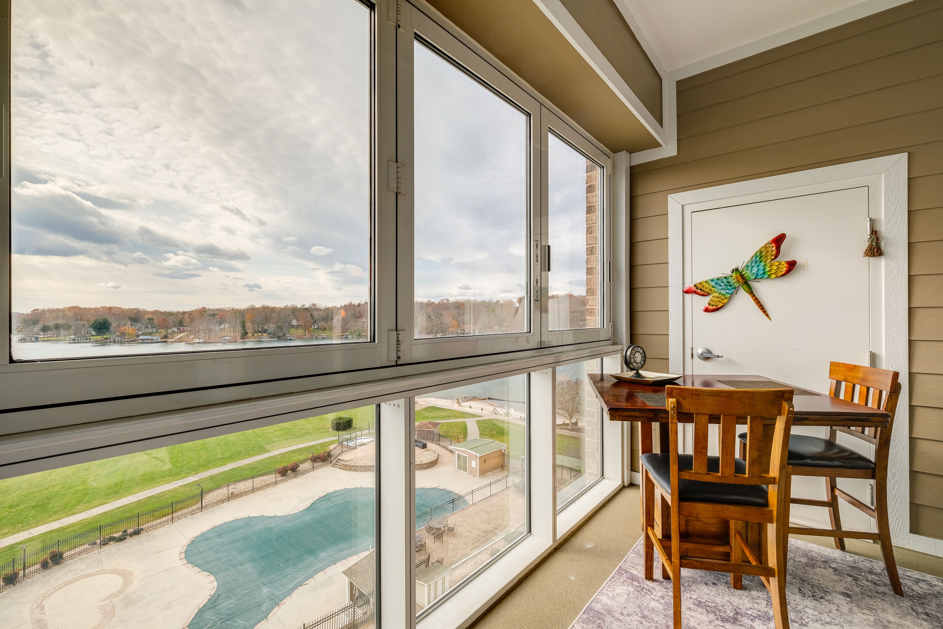 Furnished Balcony/Sunroom