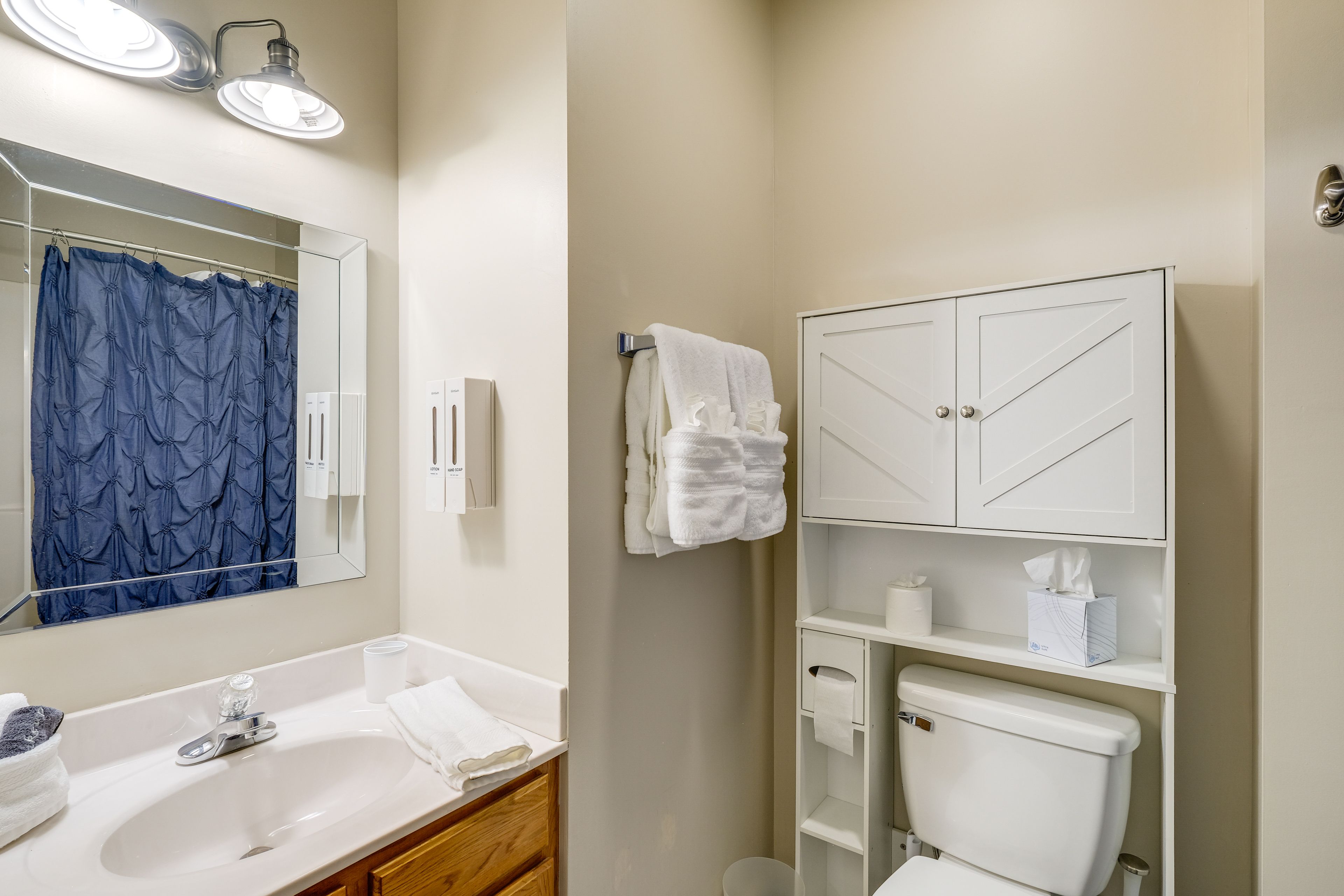Full Bathroom | Towels Provided