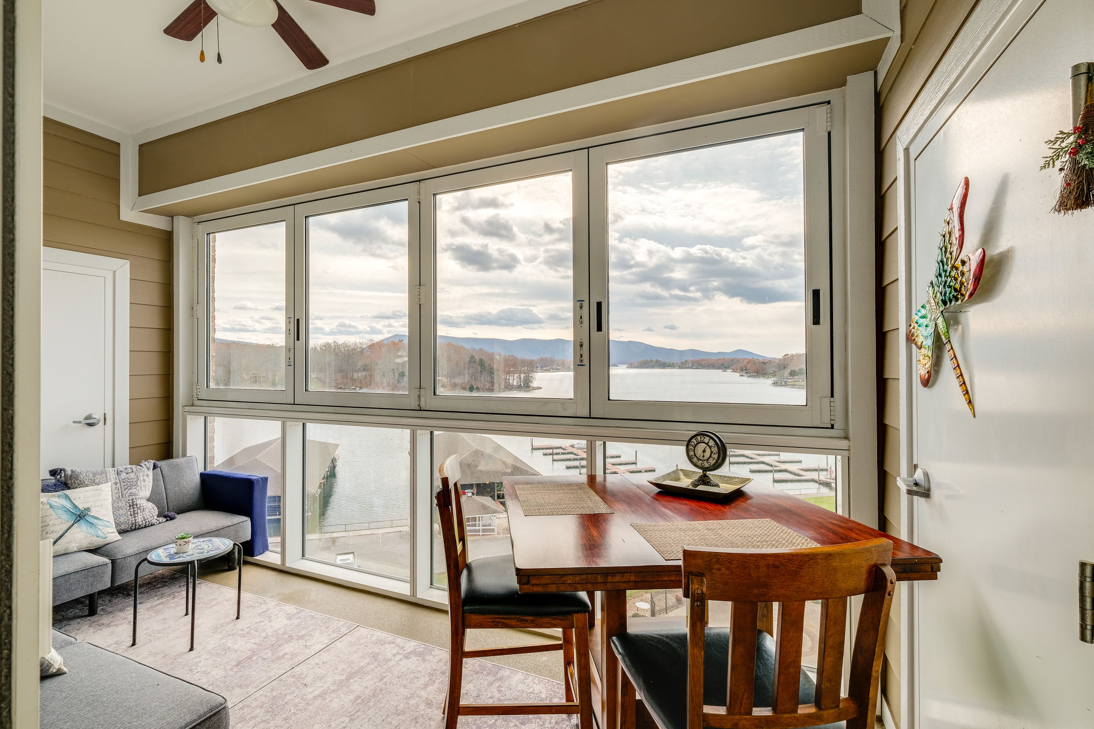 Furnished Balcony/Sunroom