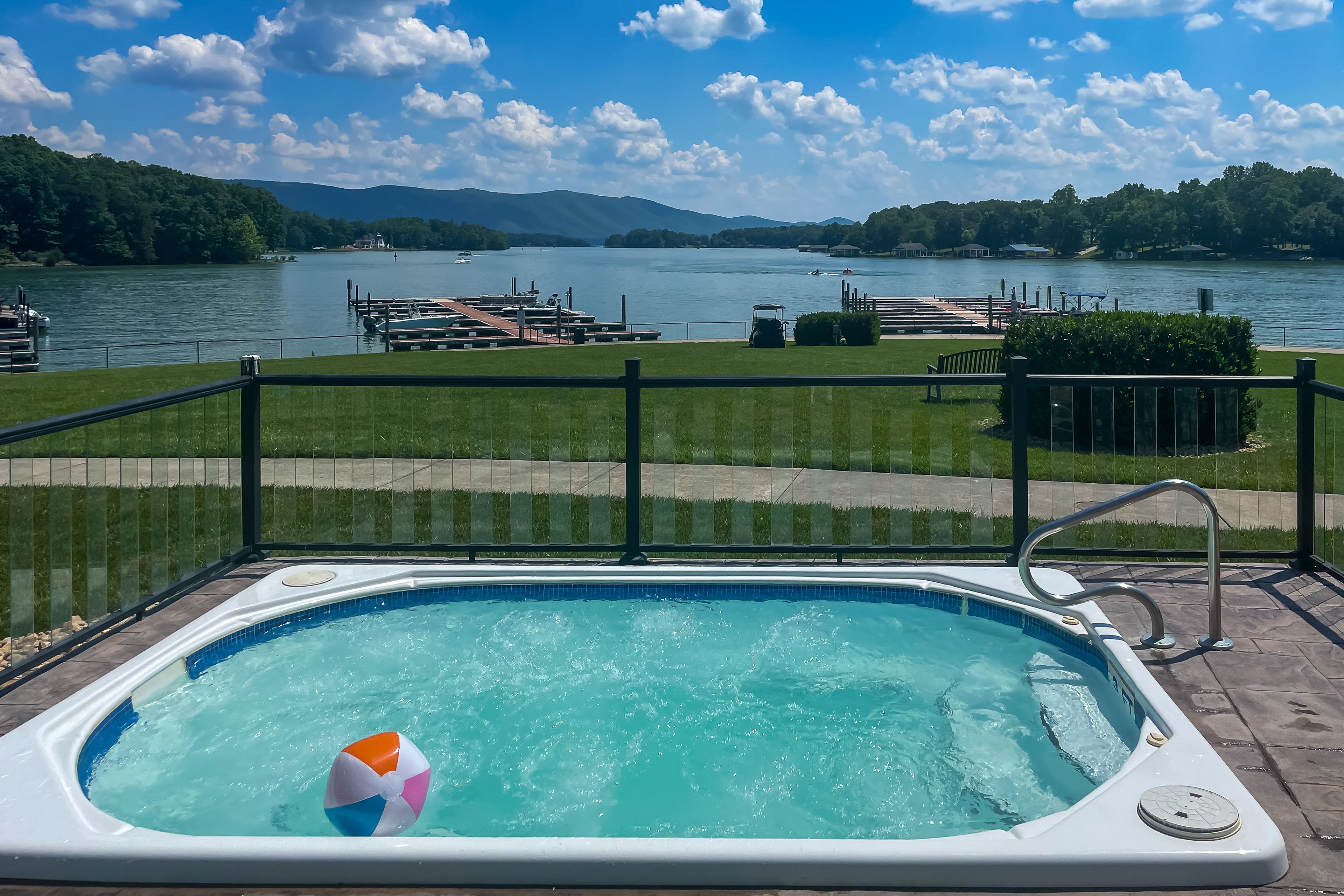 Mariner's Landing Community Amenities | Hot Tub