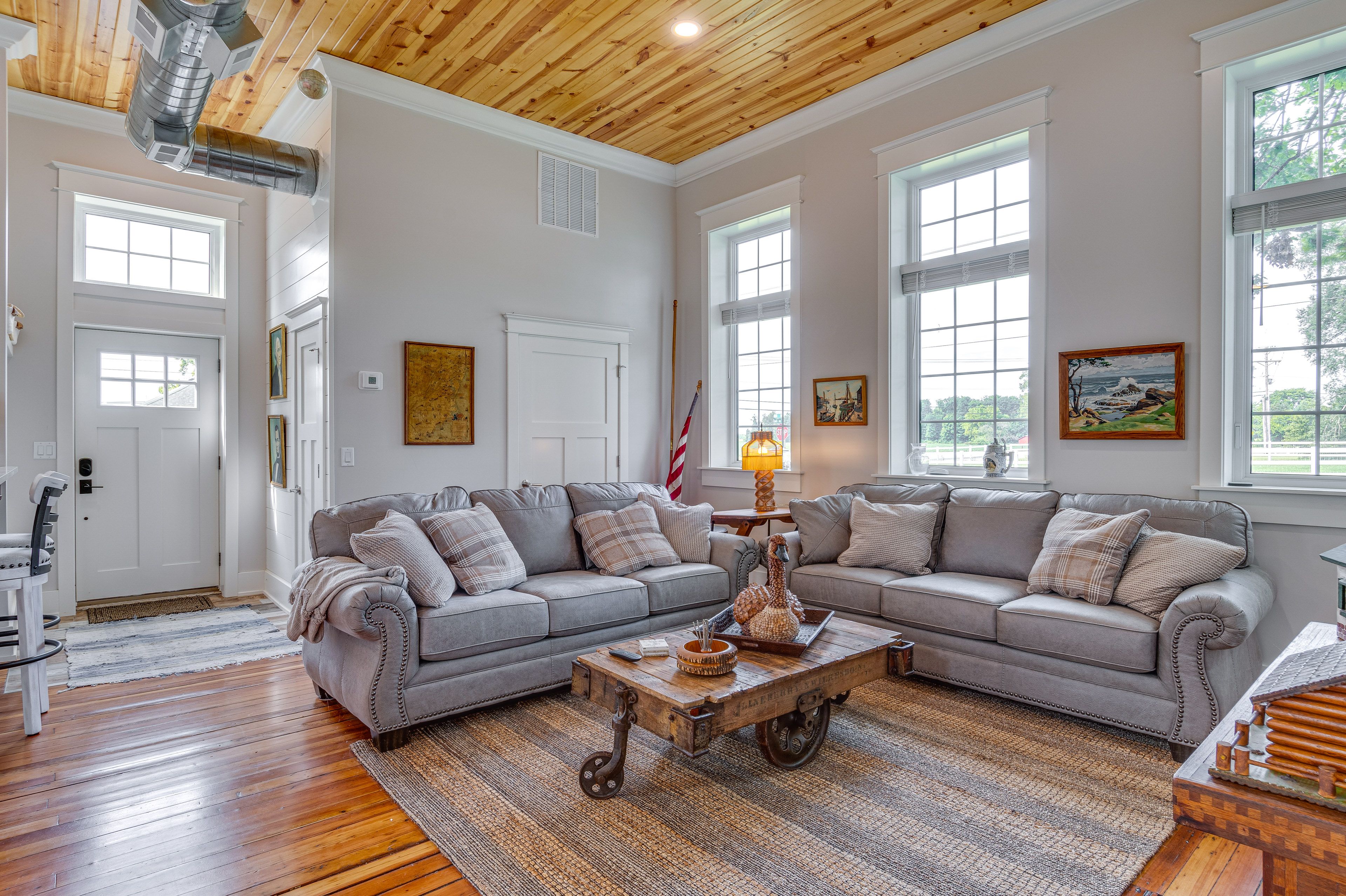 Living Room | Free WiFi | Central A/C & Heating
