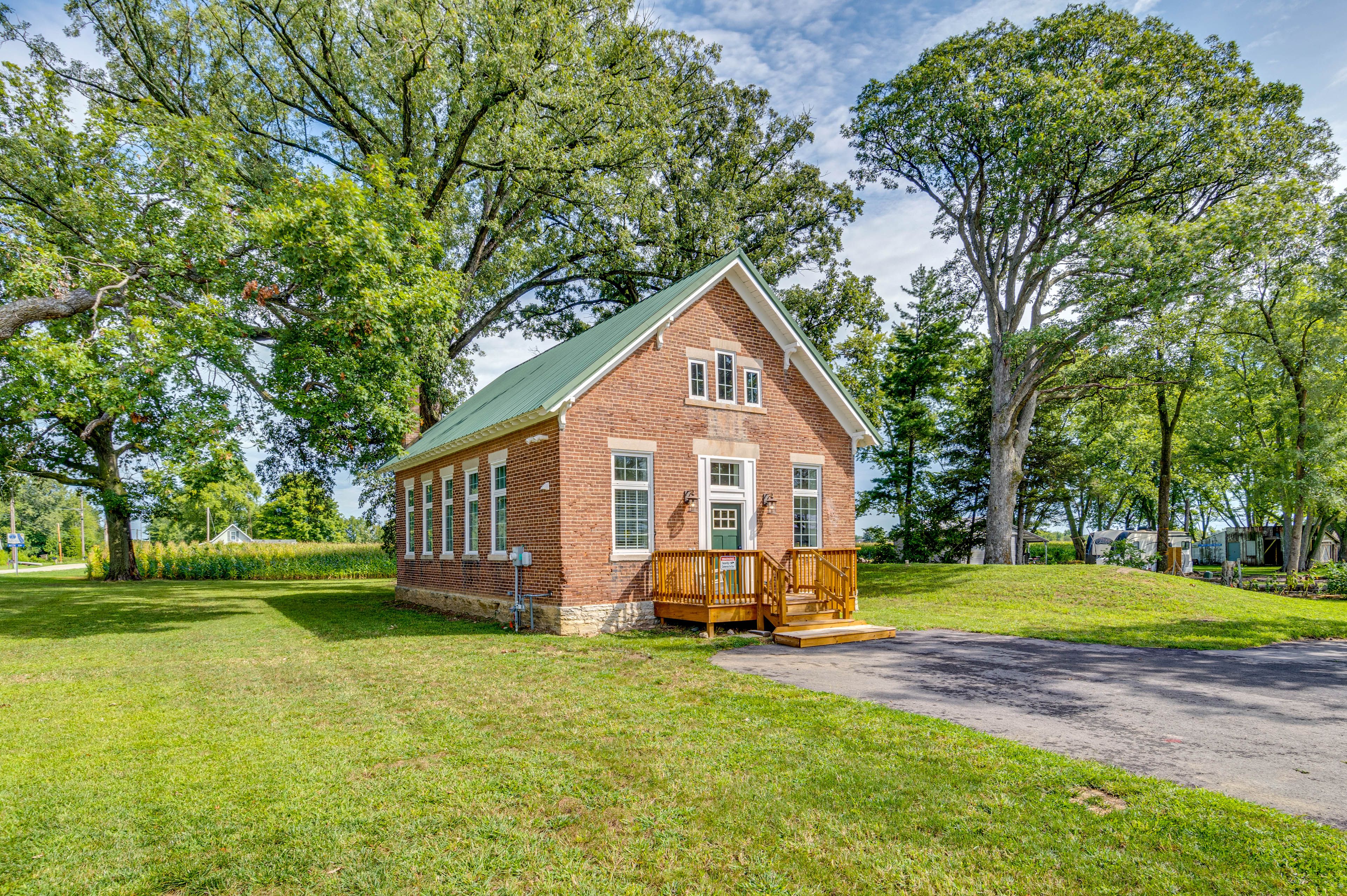 Property Exterior | Driveway (3 Vehicles)