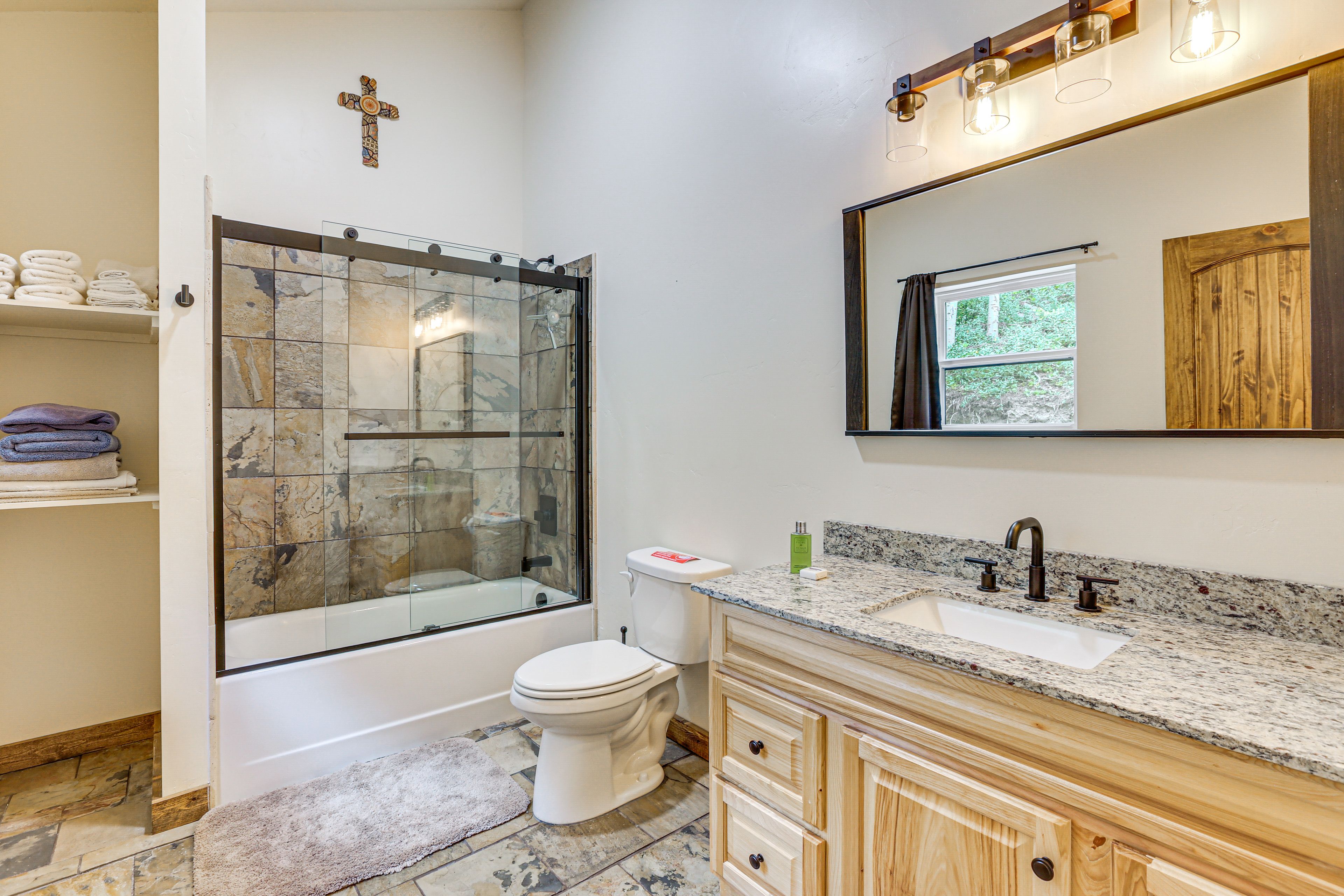 Full Bathroom | Towels Provided