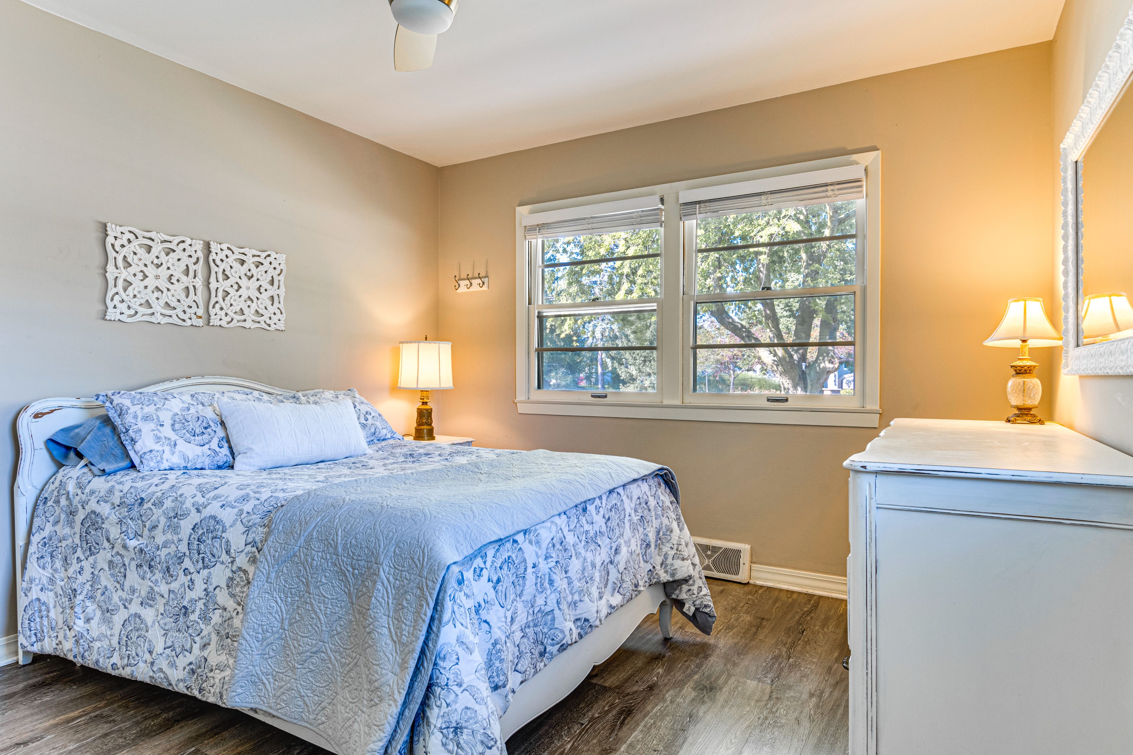 Bedroom 2 | Queen Bed
