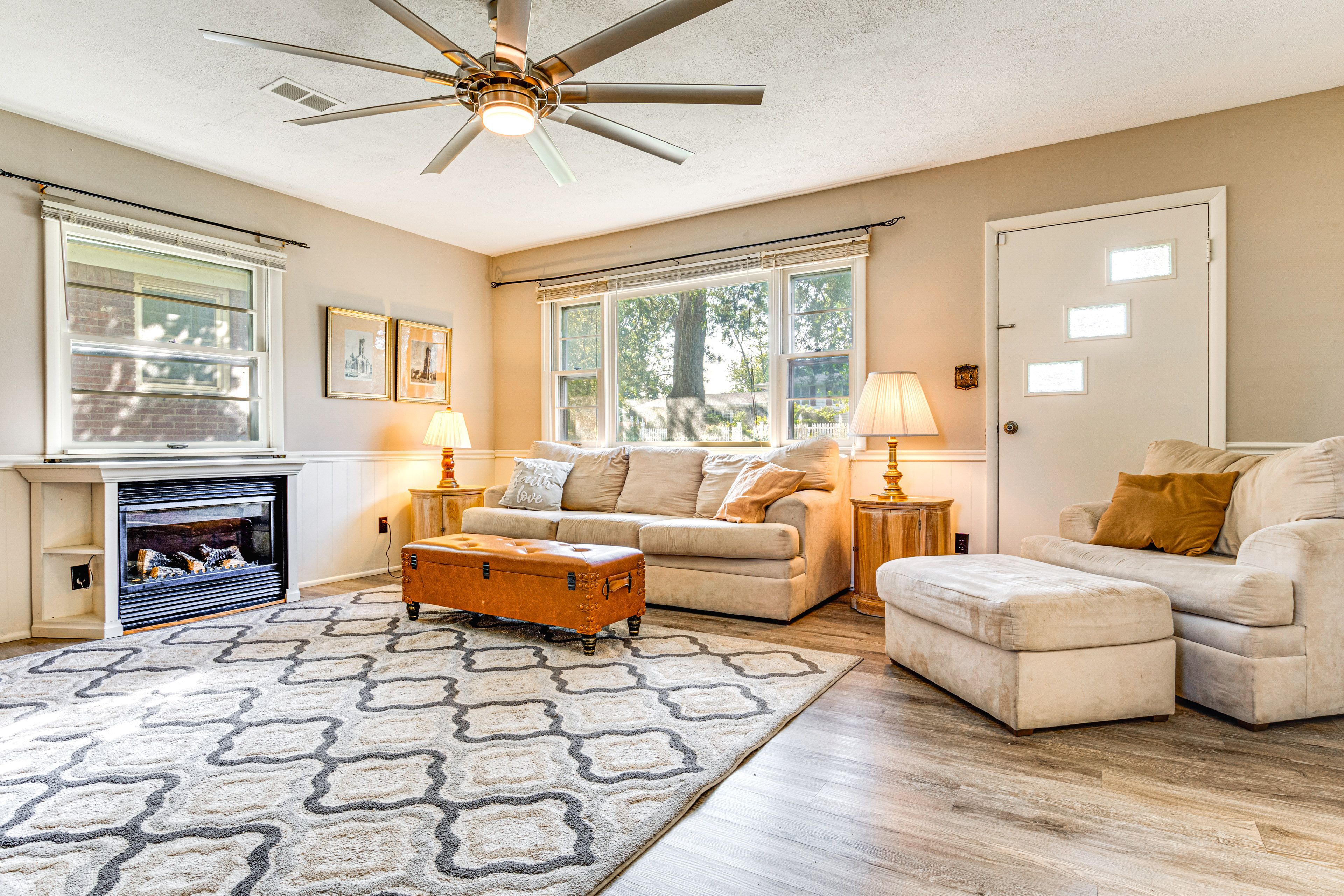 Living Room | Fireplace | Free WiFi | Smart TV