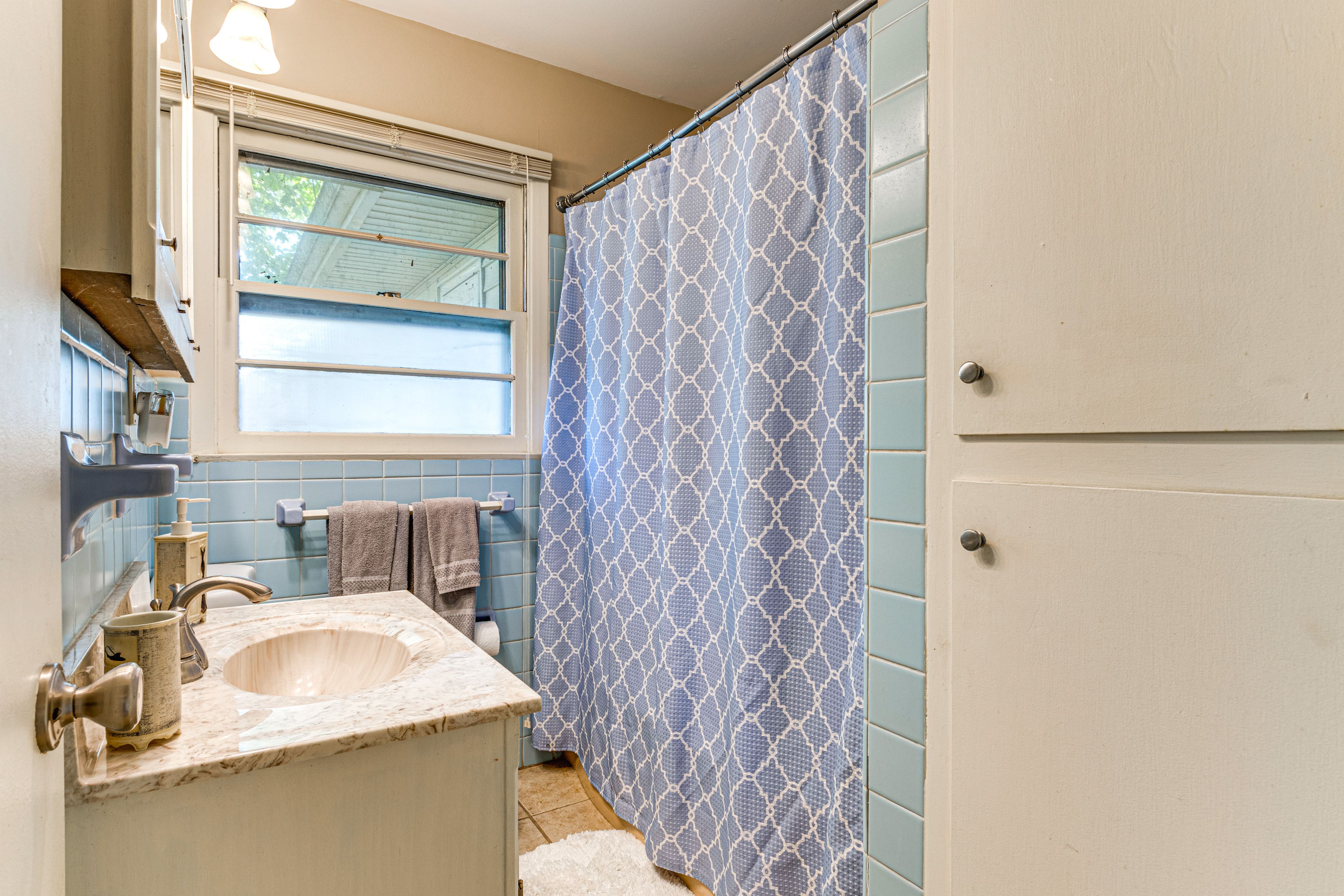 Full Bathroom | Towels Provided | Complimentary Toiletries