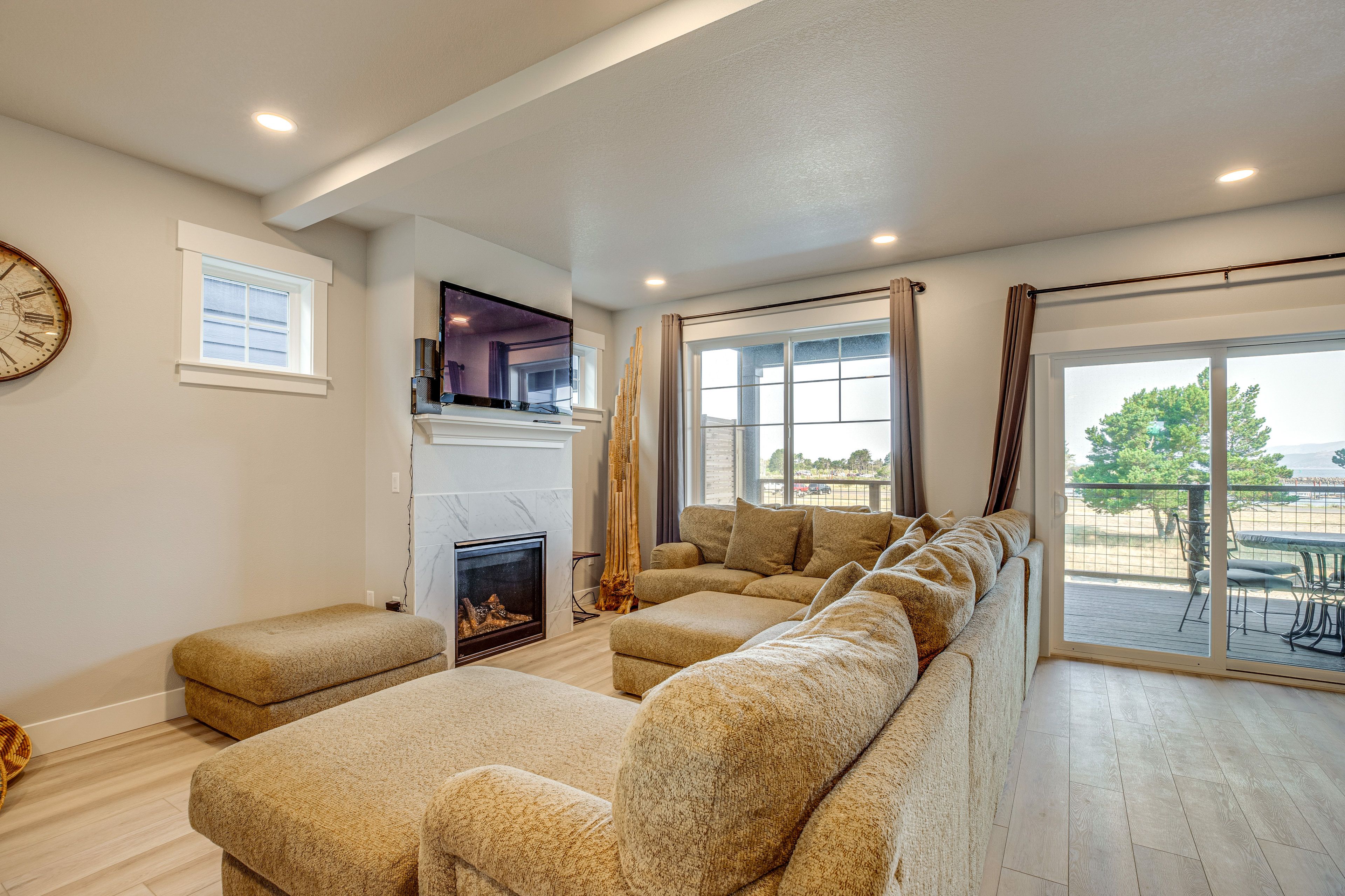 Living Room | Smart TV | Fireplace | Free WiFi