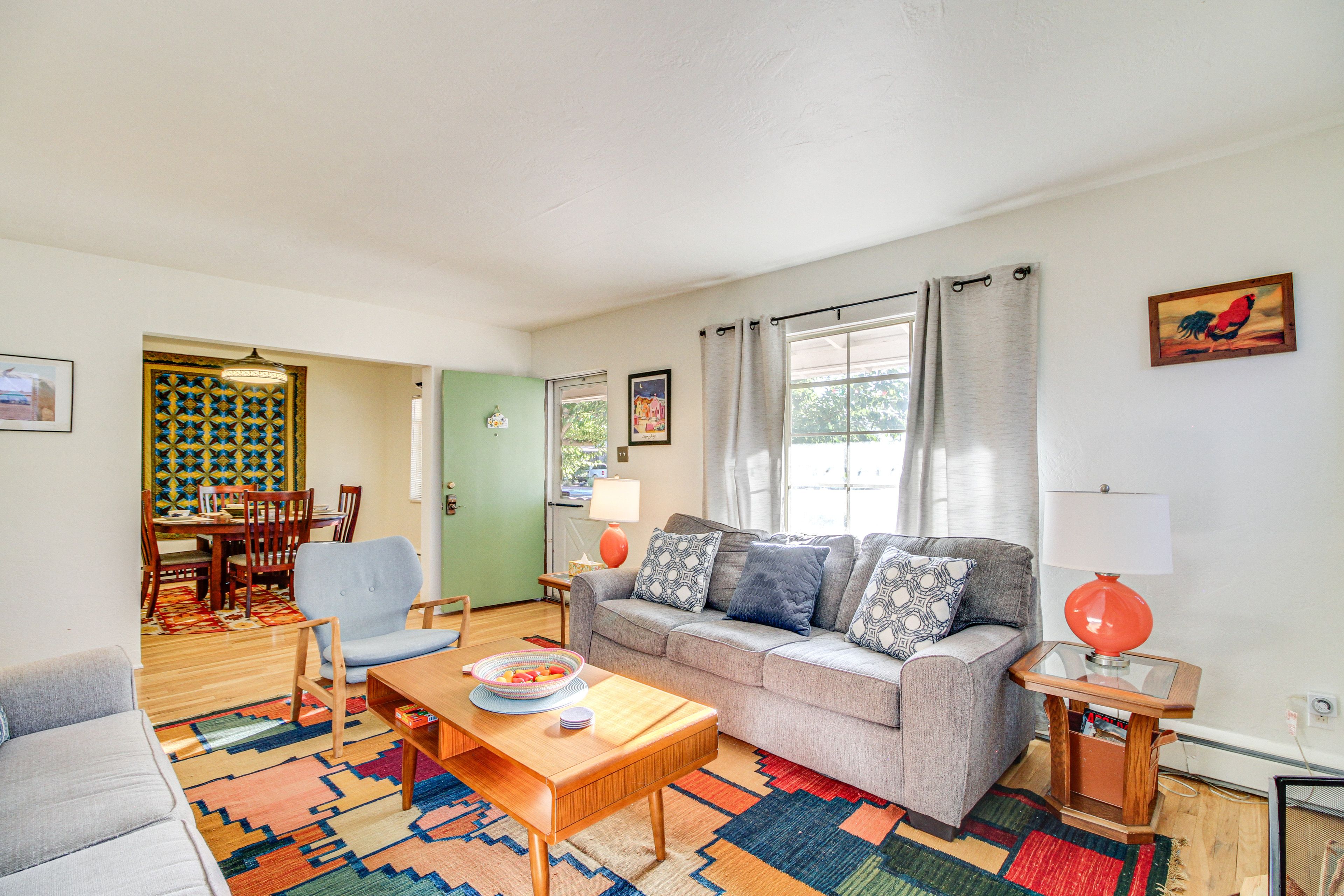 Living Room | Free WiFi | Smart TV | Wood-Burning Fireplace