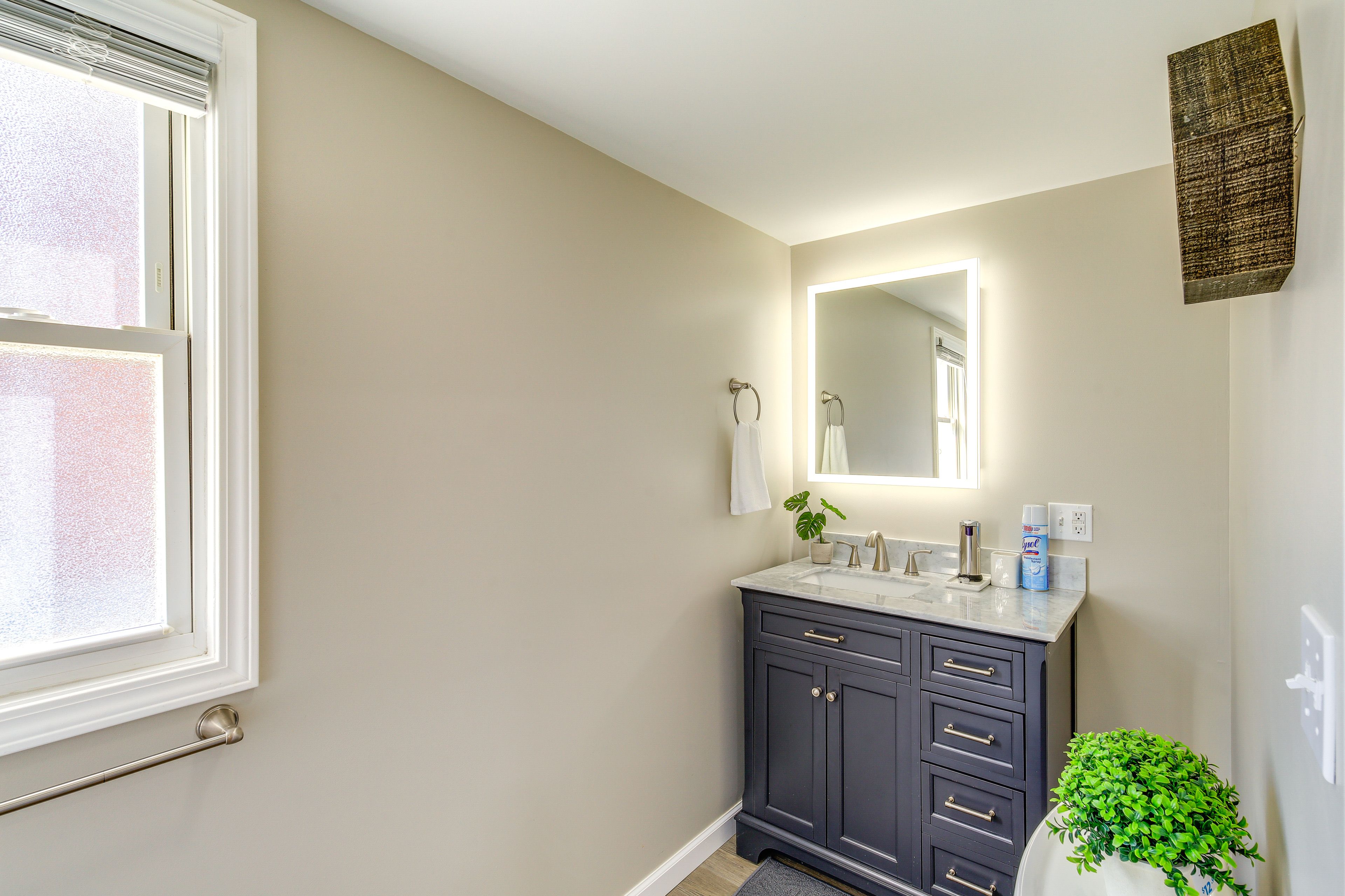 Full Bathroom | Towels Provided