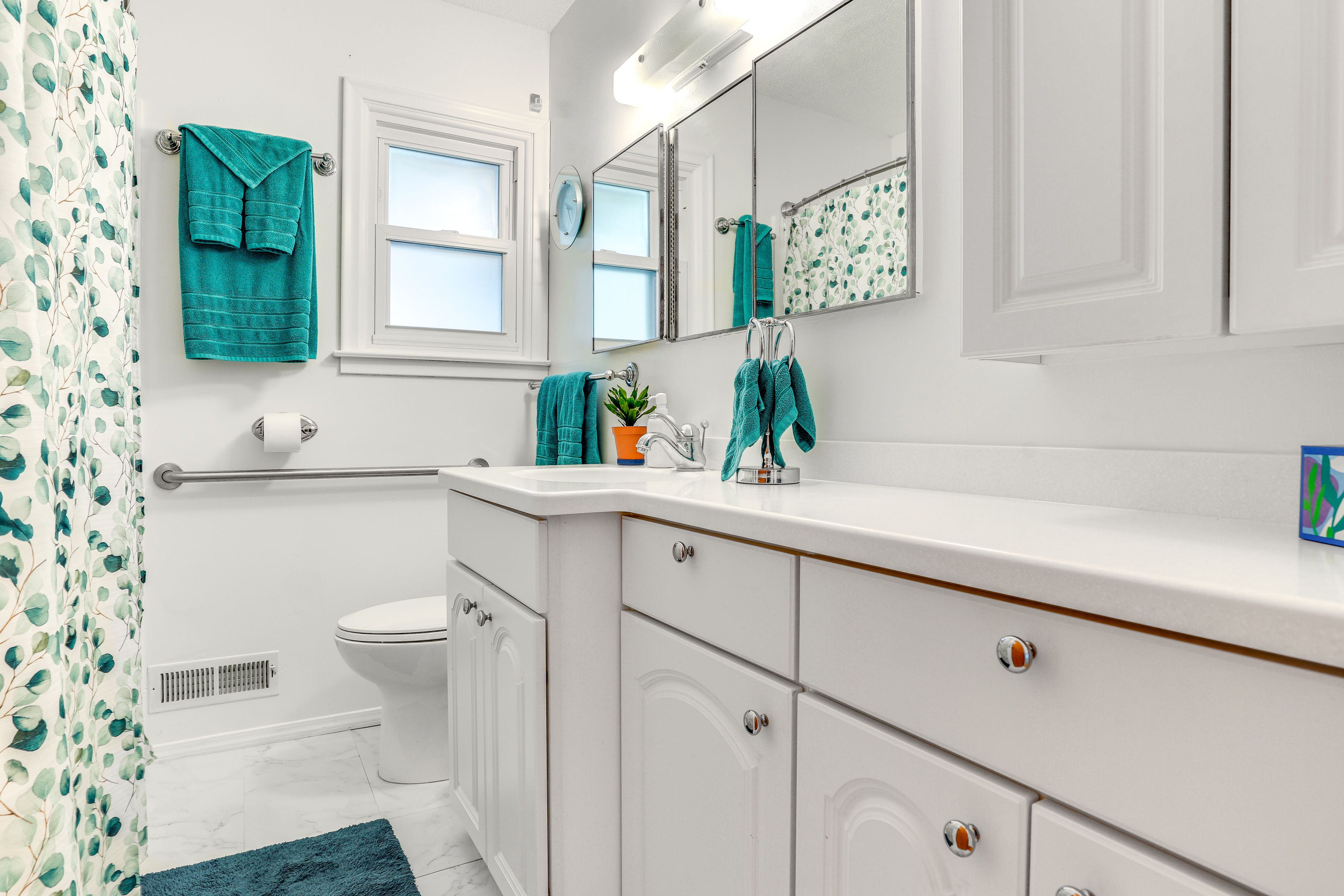 Full Bathroom | Towels Provided | Complimentary Toiletries