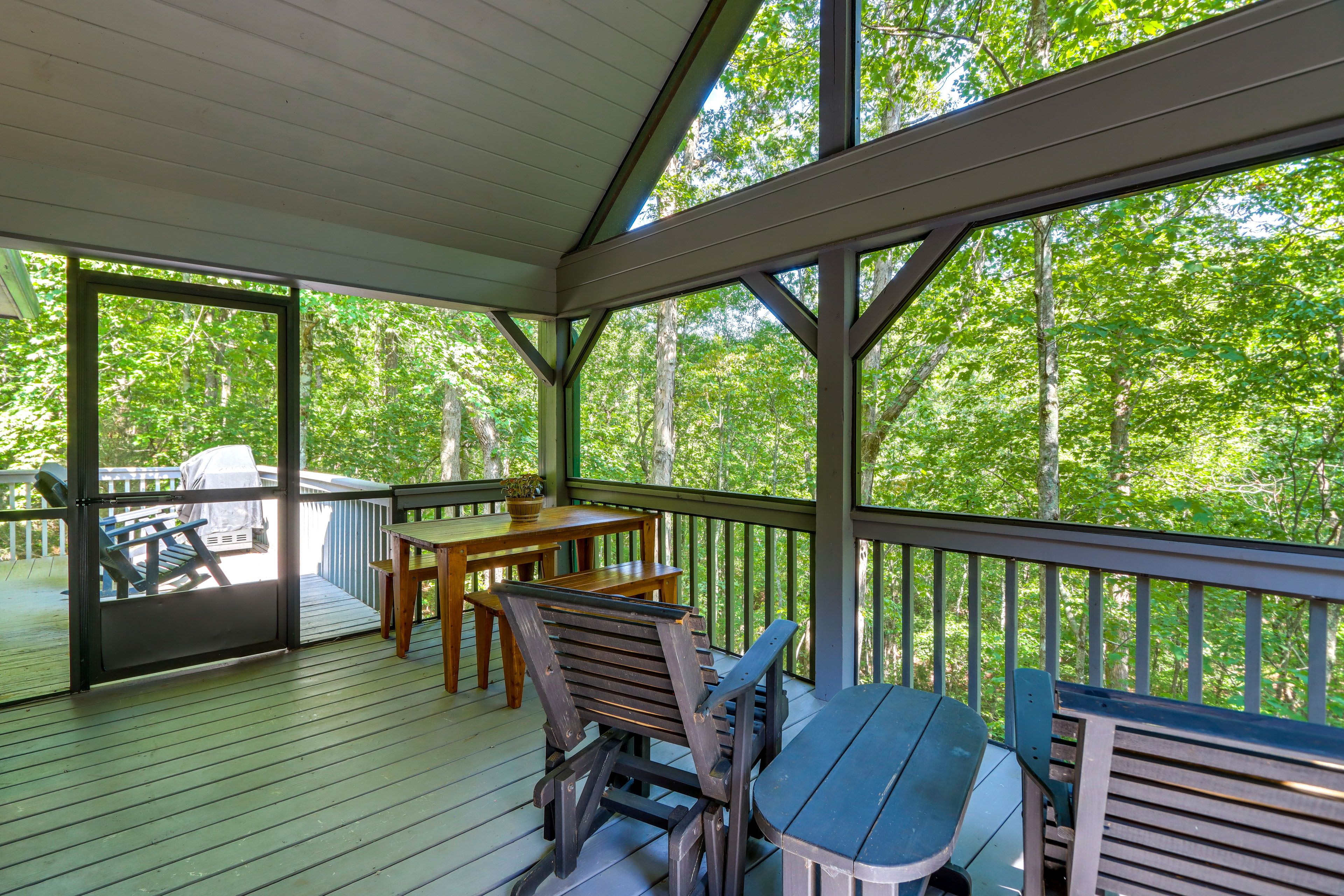 Screened-In Deck | Outdoor Dining Area