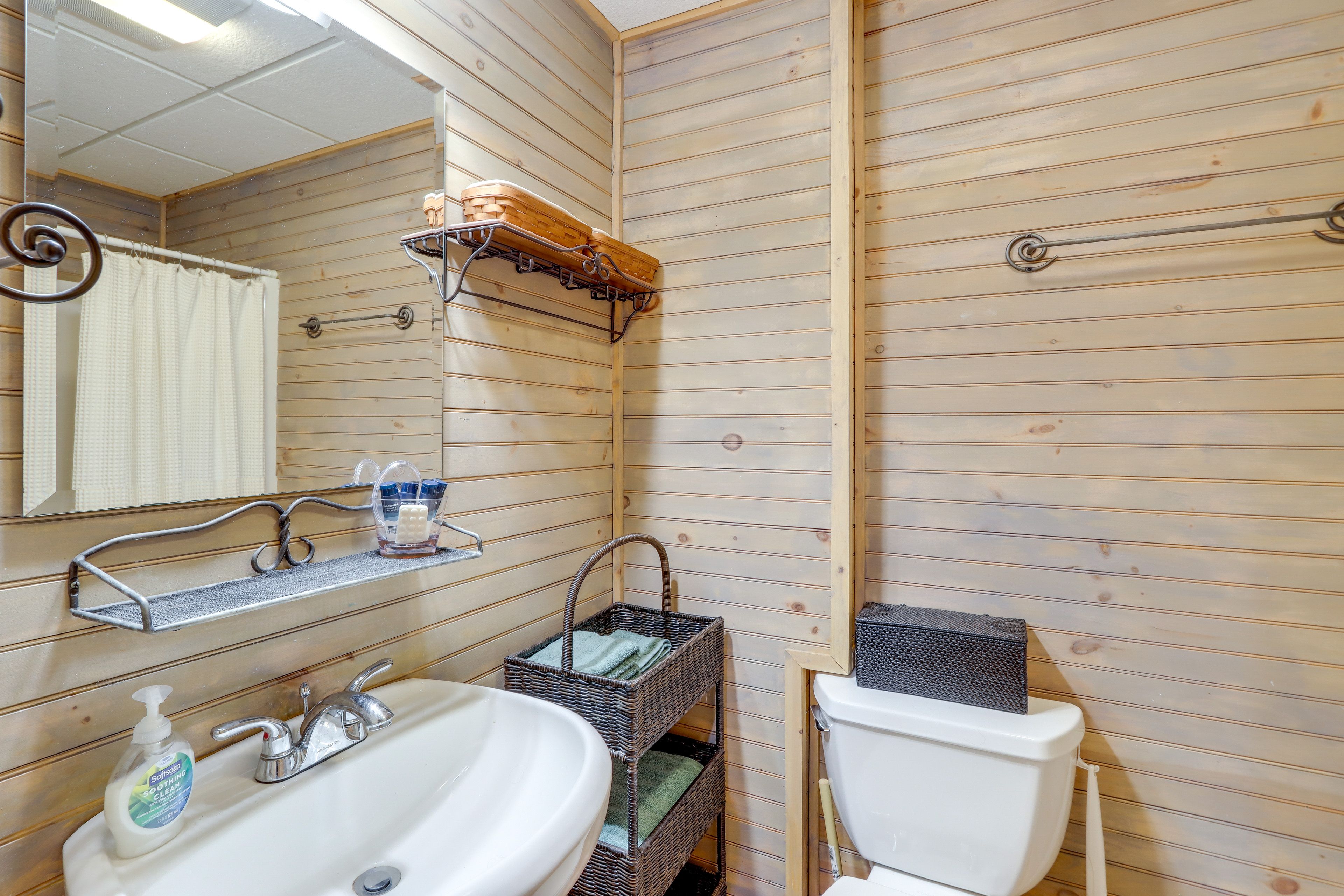 Full Bathroom | Towels Provided | Basement Level