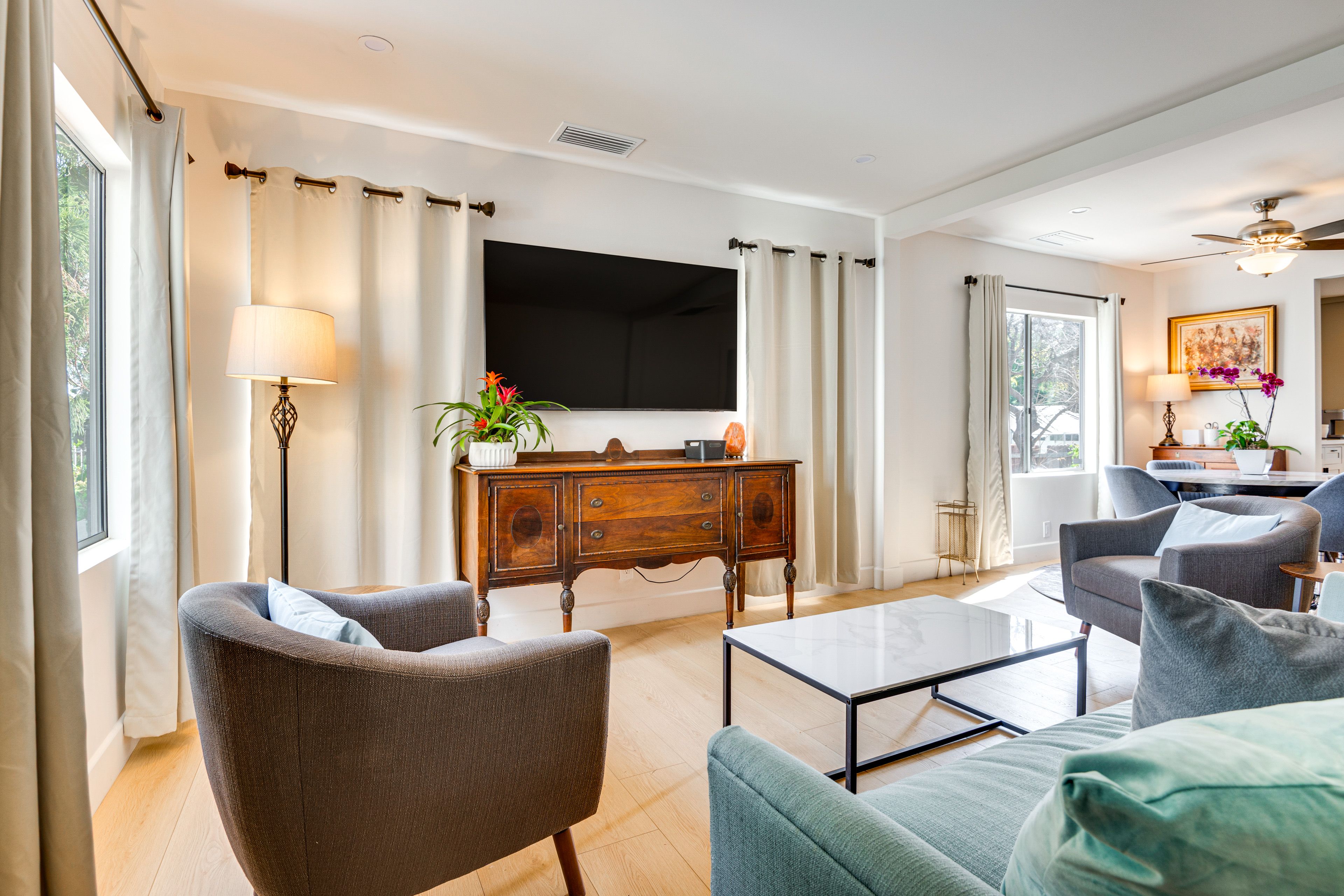 Living Room | Free WiFi | Central A/C & Heat | Smart TV