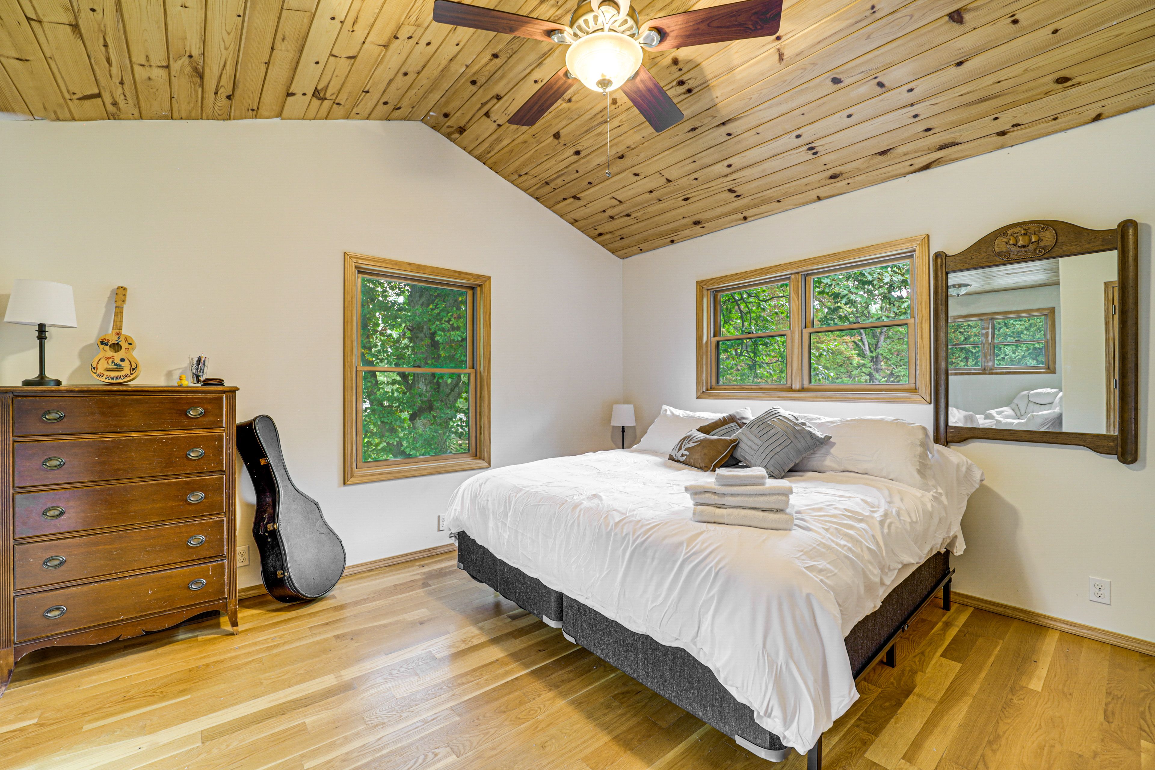 Bedroom 2 | King Bed | 2nd Floor | Hangers
