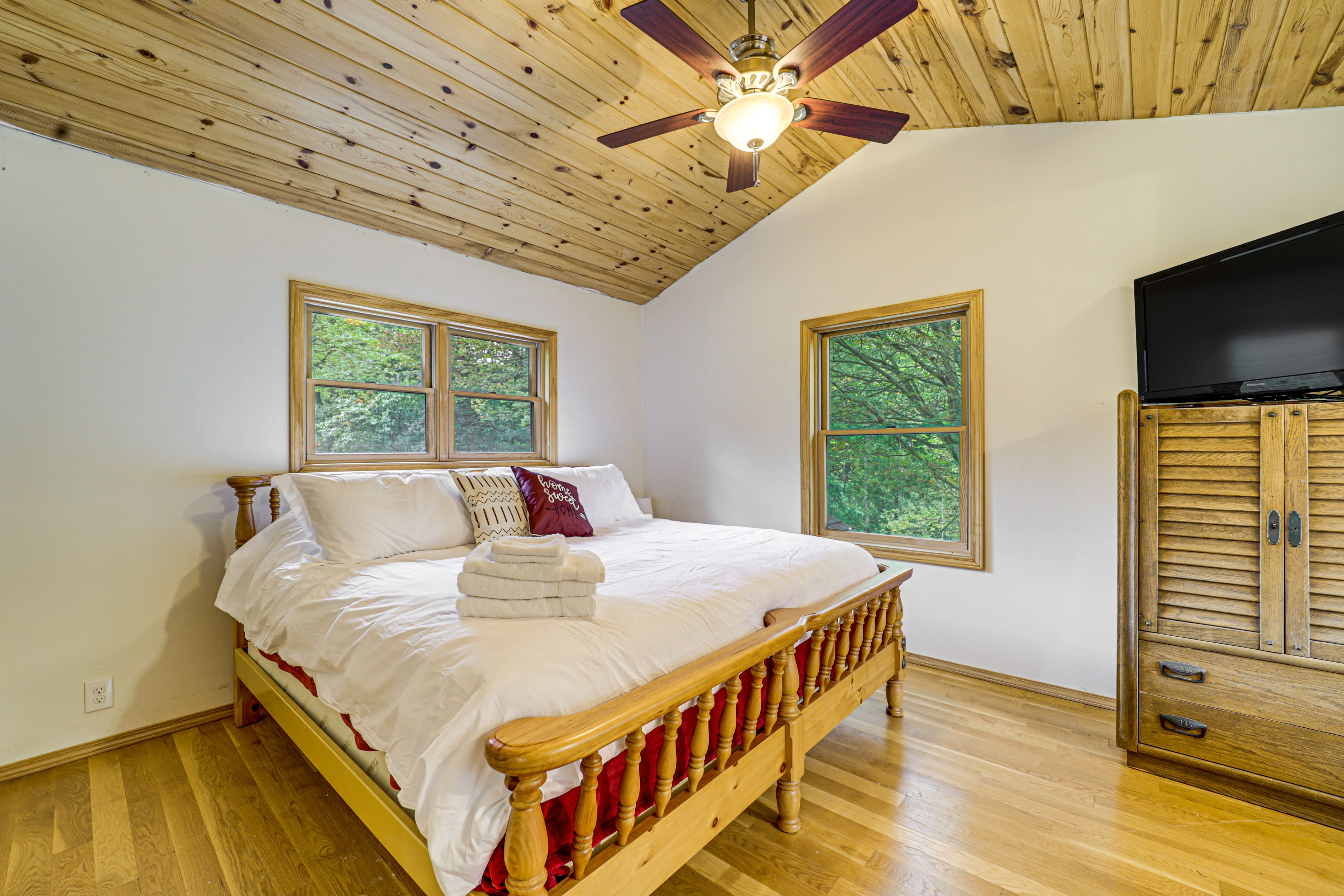 Bedroom 3 | King Bed | Queen Bed | 2nd Floor