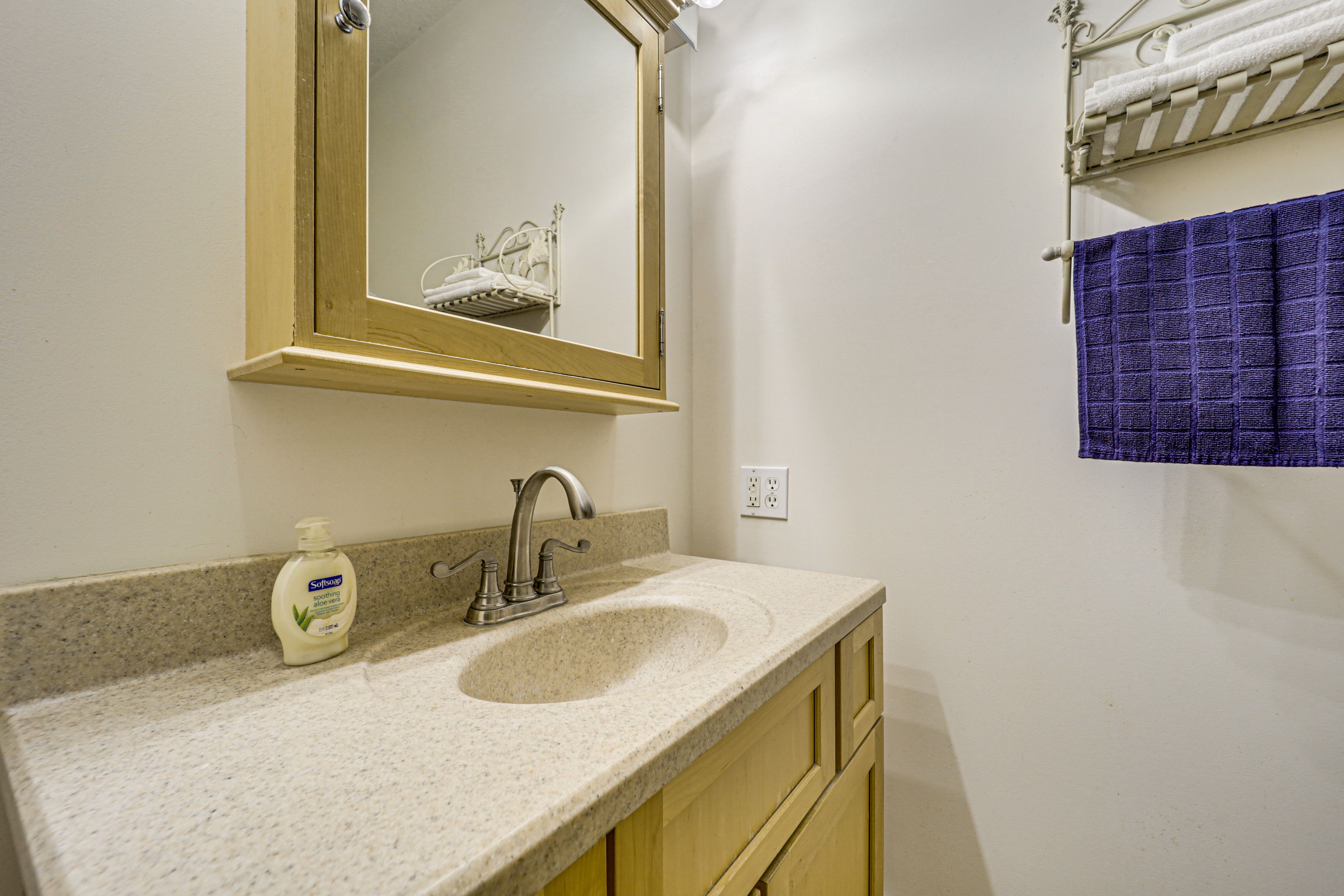 Full Bathroom | 1st Floor | Towels Provided | Complimentary Toiletries