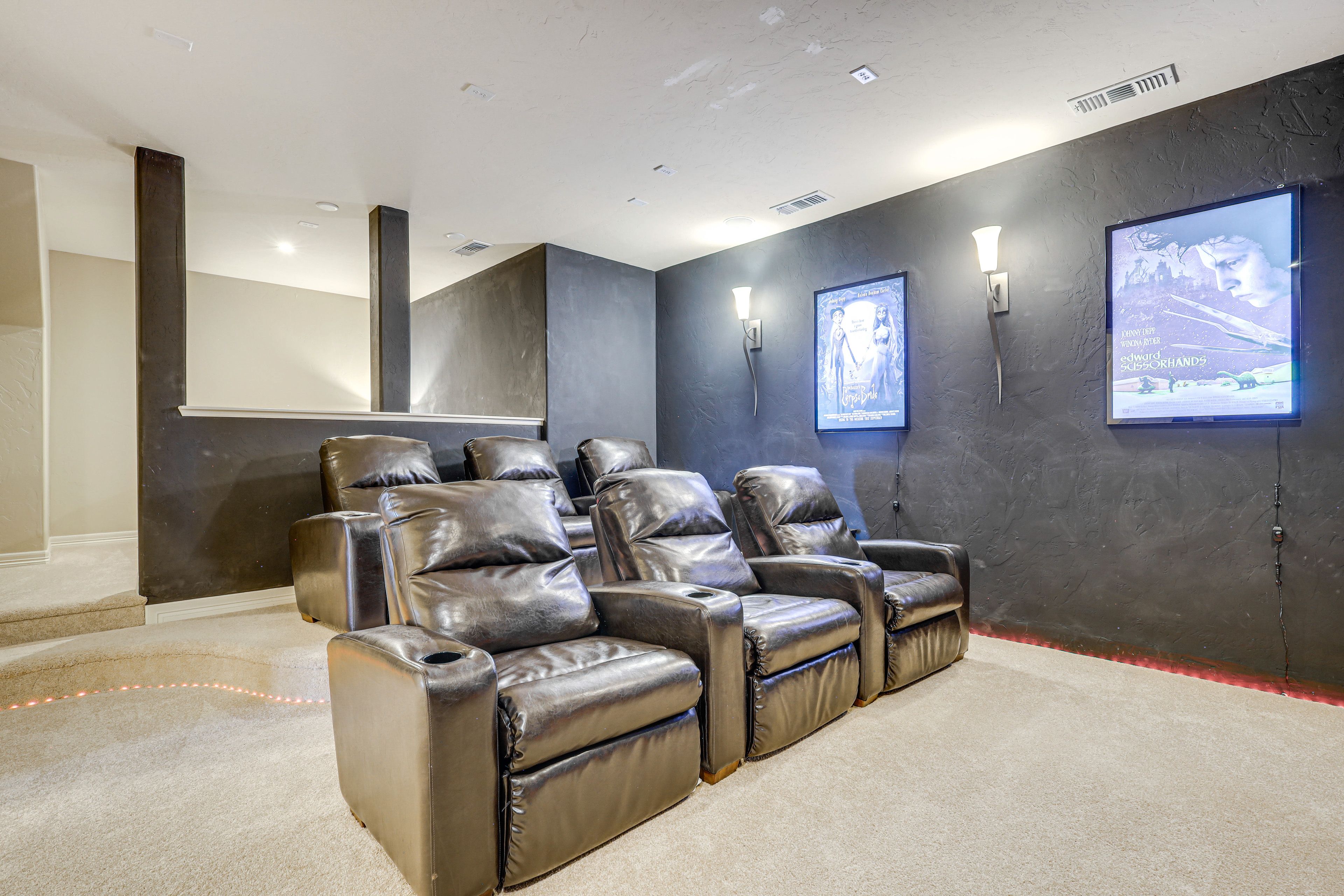 Home Theater | Fireplace | Smart TV | Free WiFi