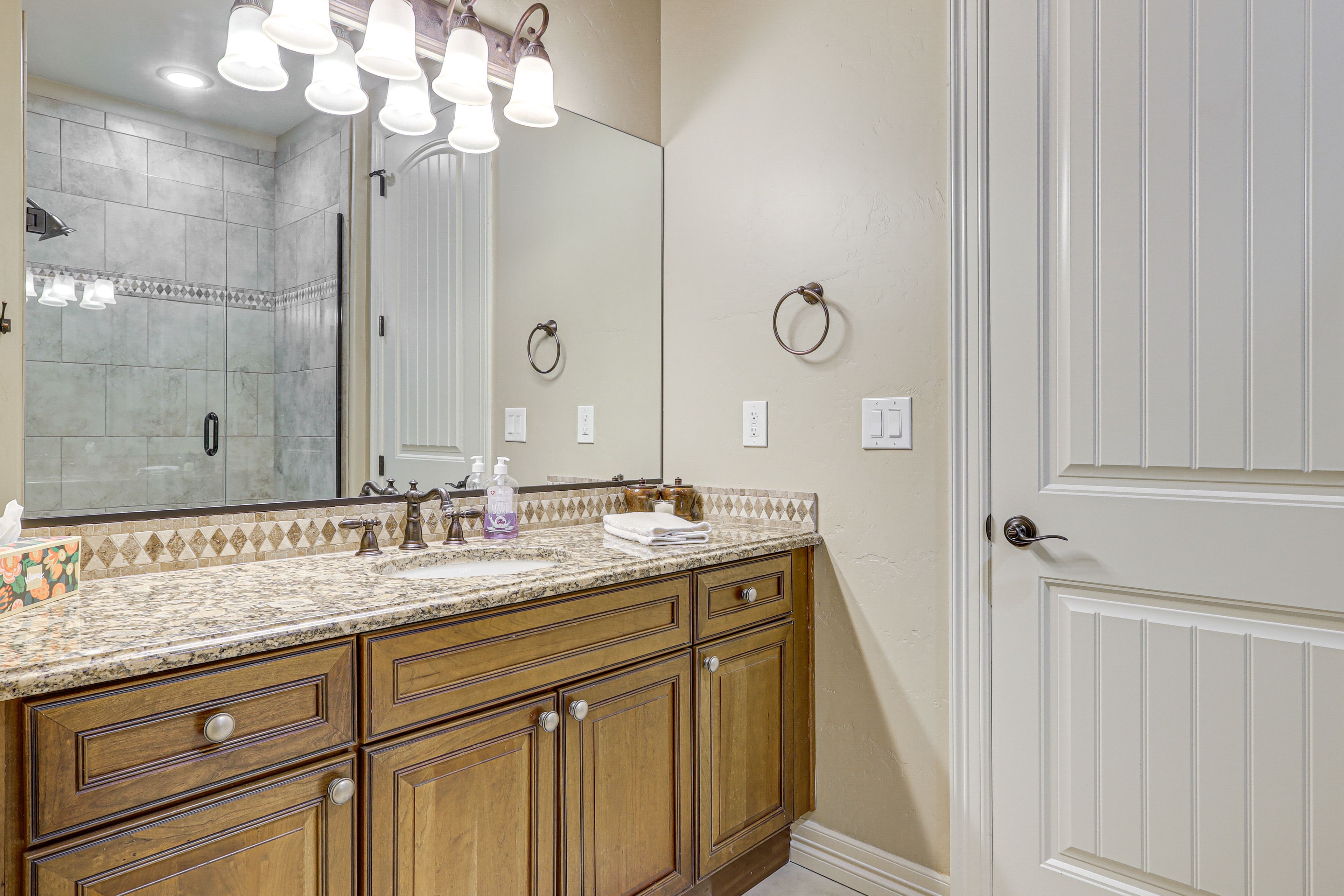 En-Suite Bathroom | Complimentary Toiletries | 1st Floor