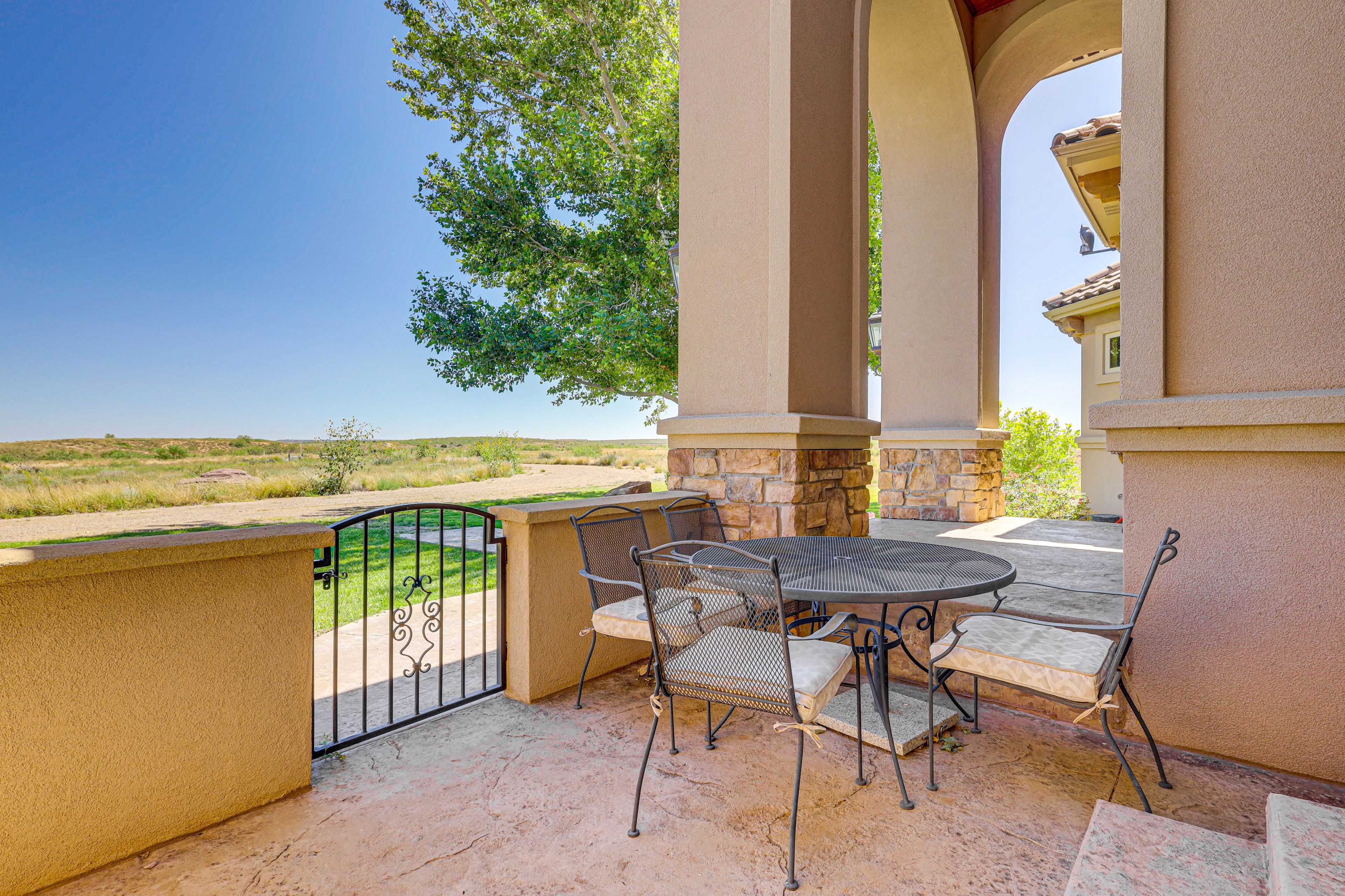 Side Patio | Outdoor Dining Area