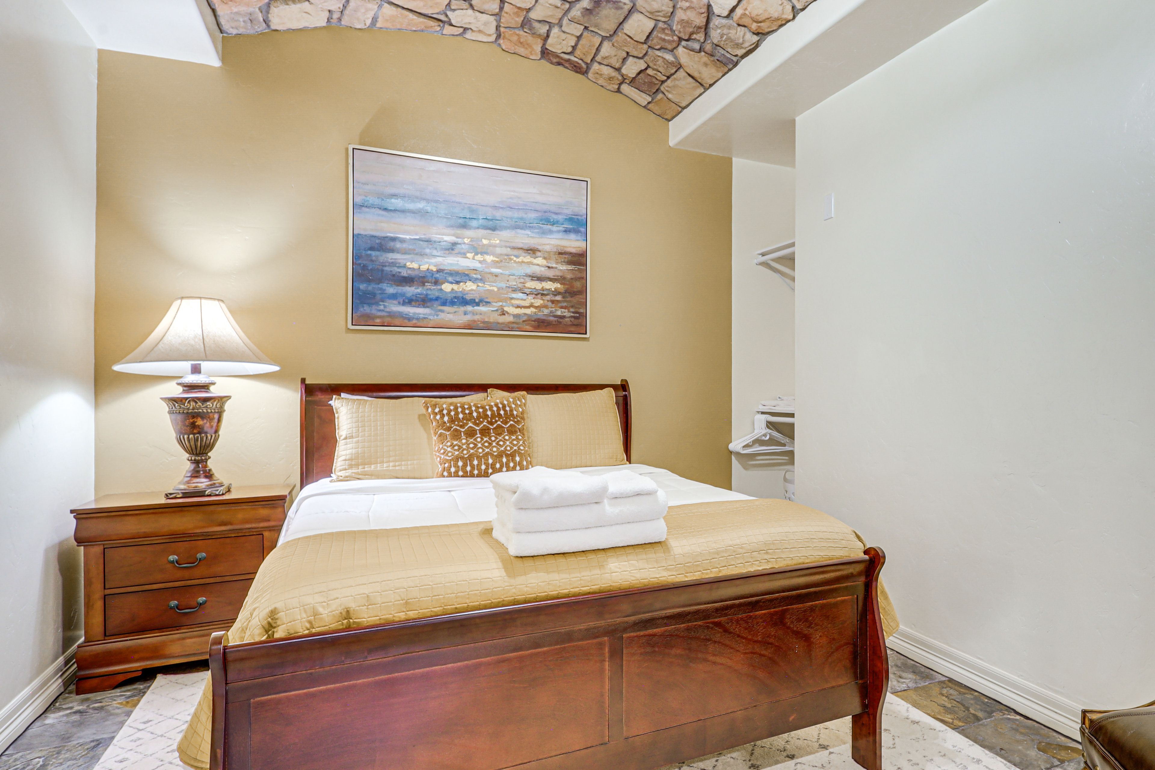 Sleeping Nook 2 | King Bed | 1st Floor