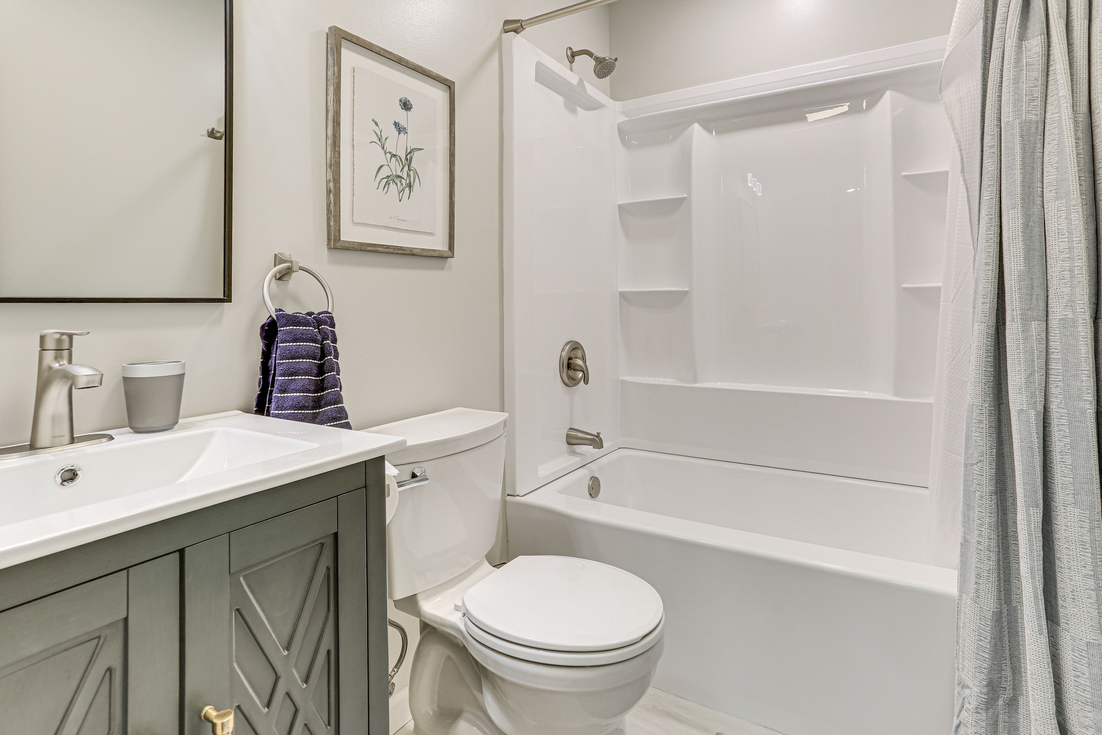 Full Bathroom | 2nd Floor