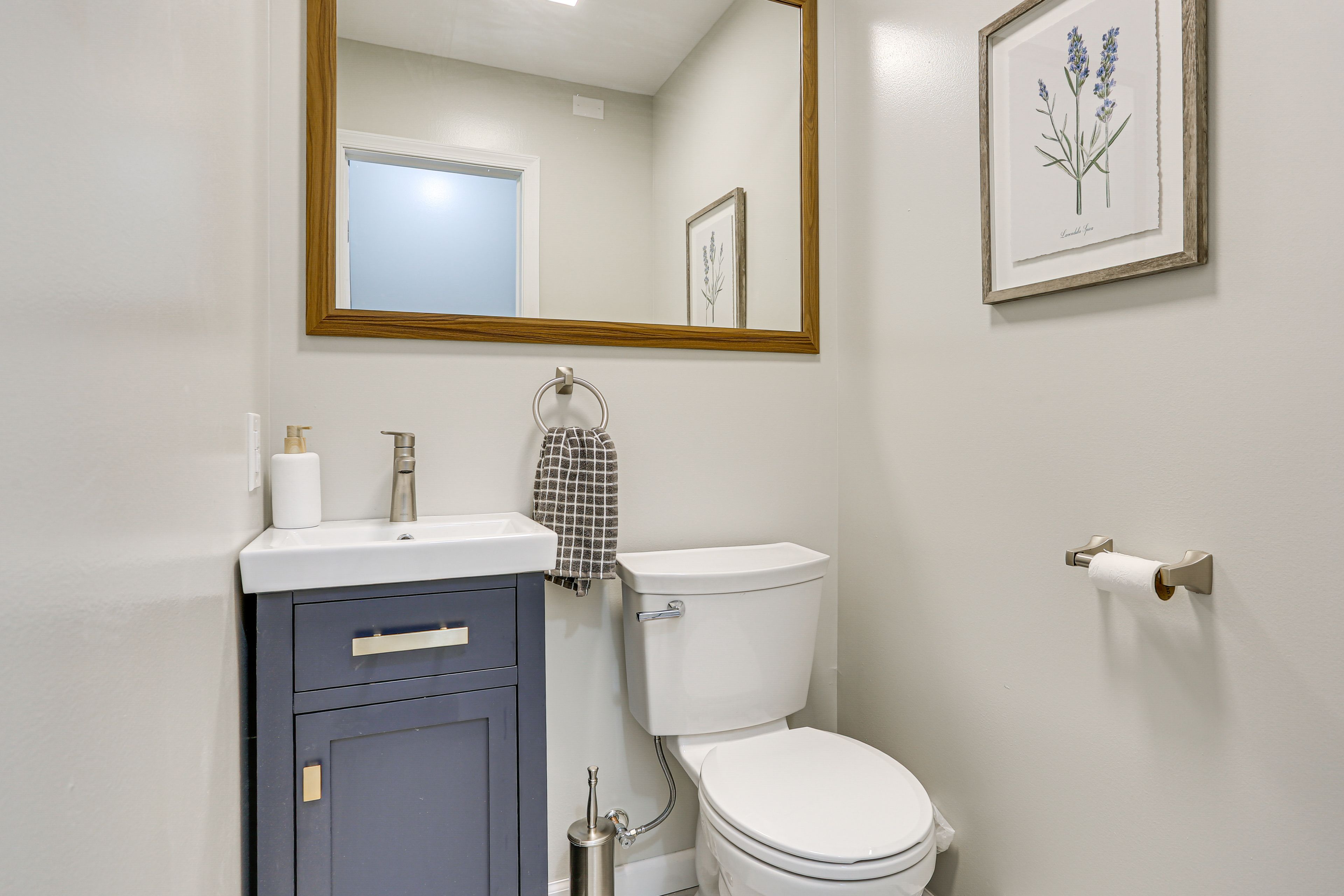 Half Bathroom | 1st Floor | Towels Provided