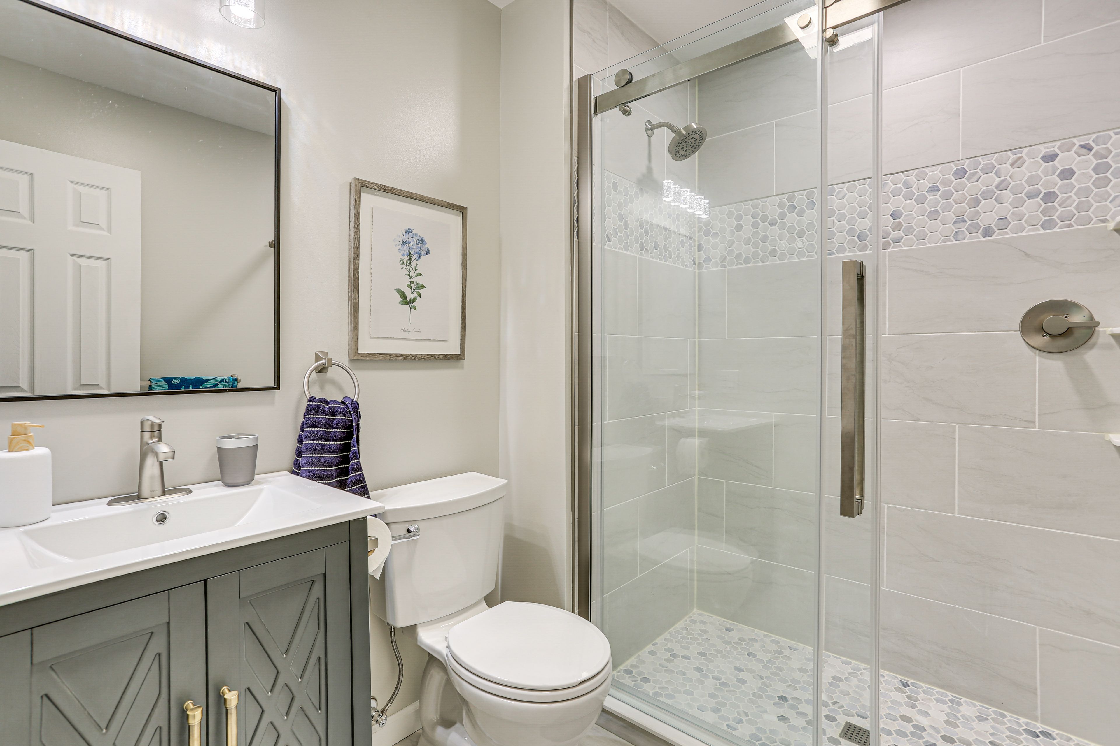 Full Bathroom | 2nd Floor