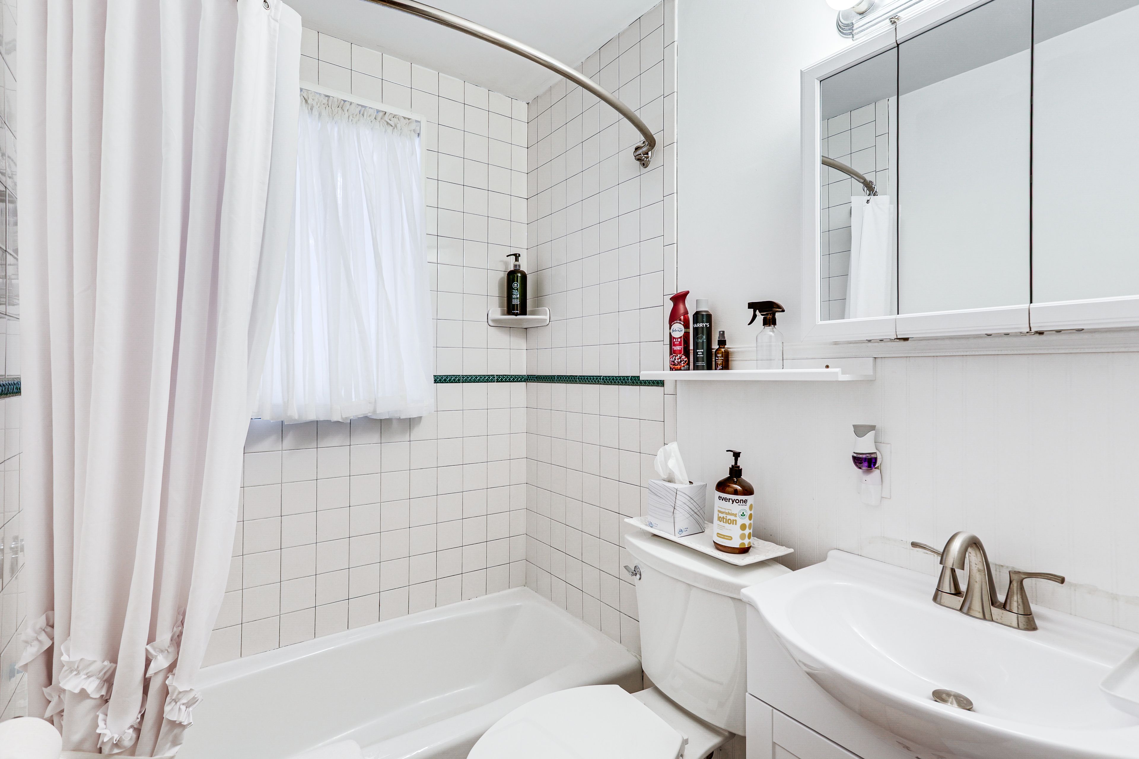 Full Bathroom | Towels Provided | Complimentary Toiletries | Hair Dryer