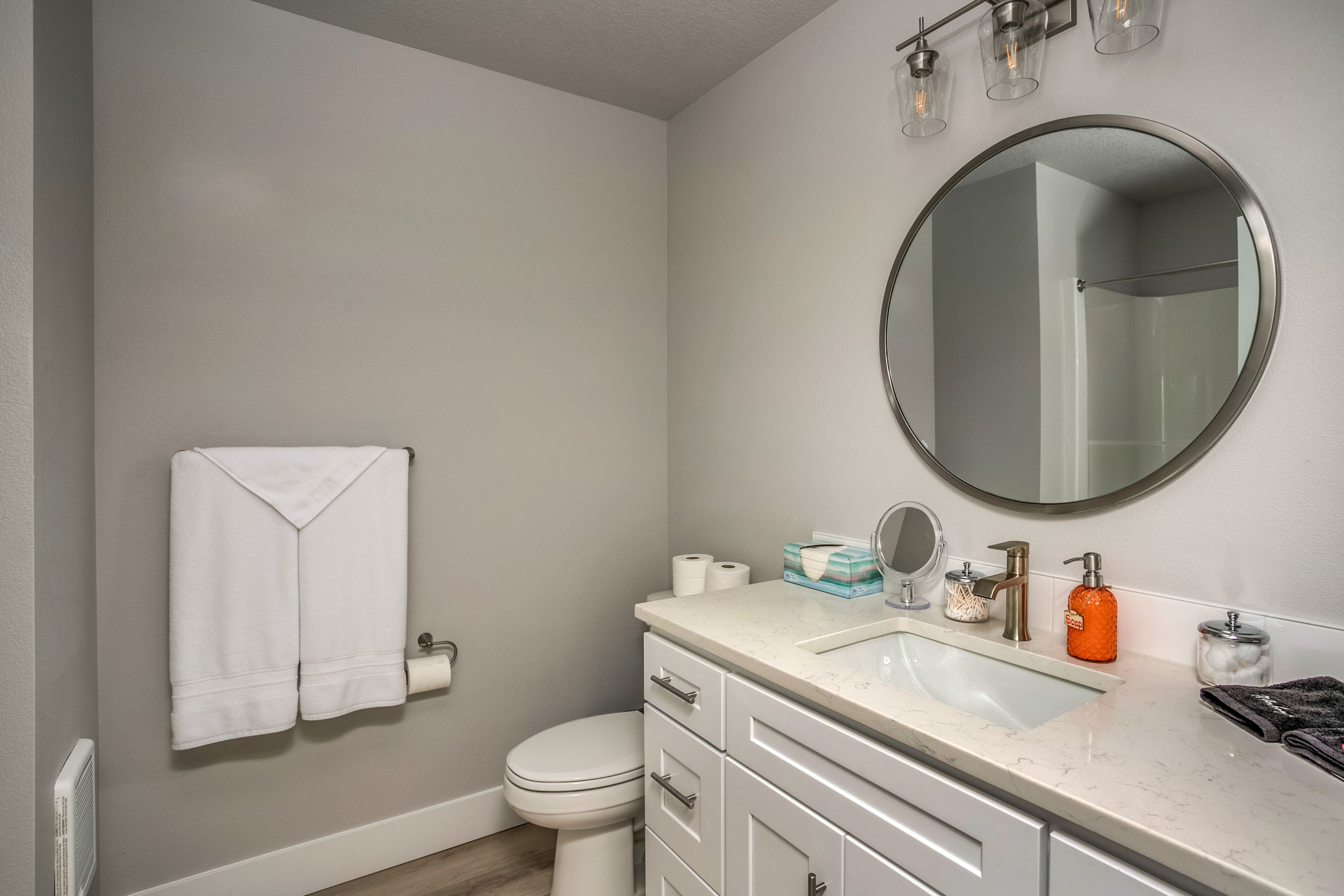Full Bathroom | 3rd Floor | Towels Provided