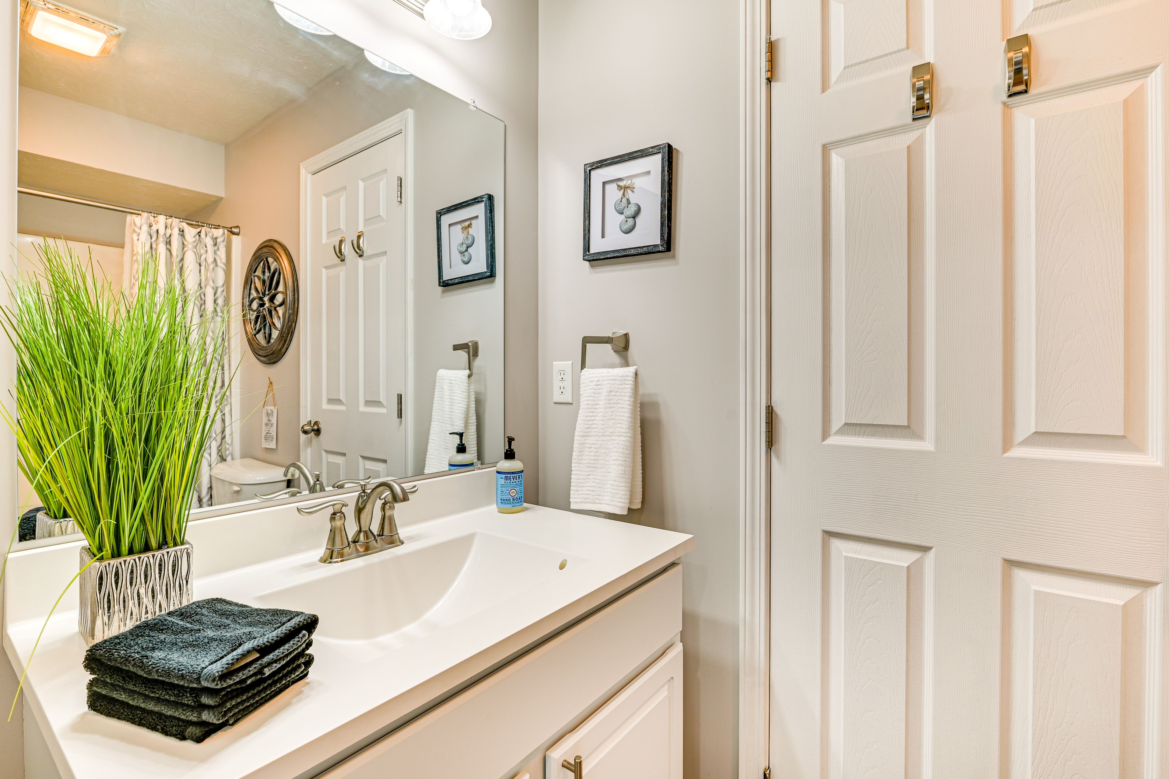 Full Bathroom | 1st Floor | Complimentary Toiletries