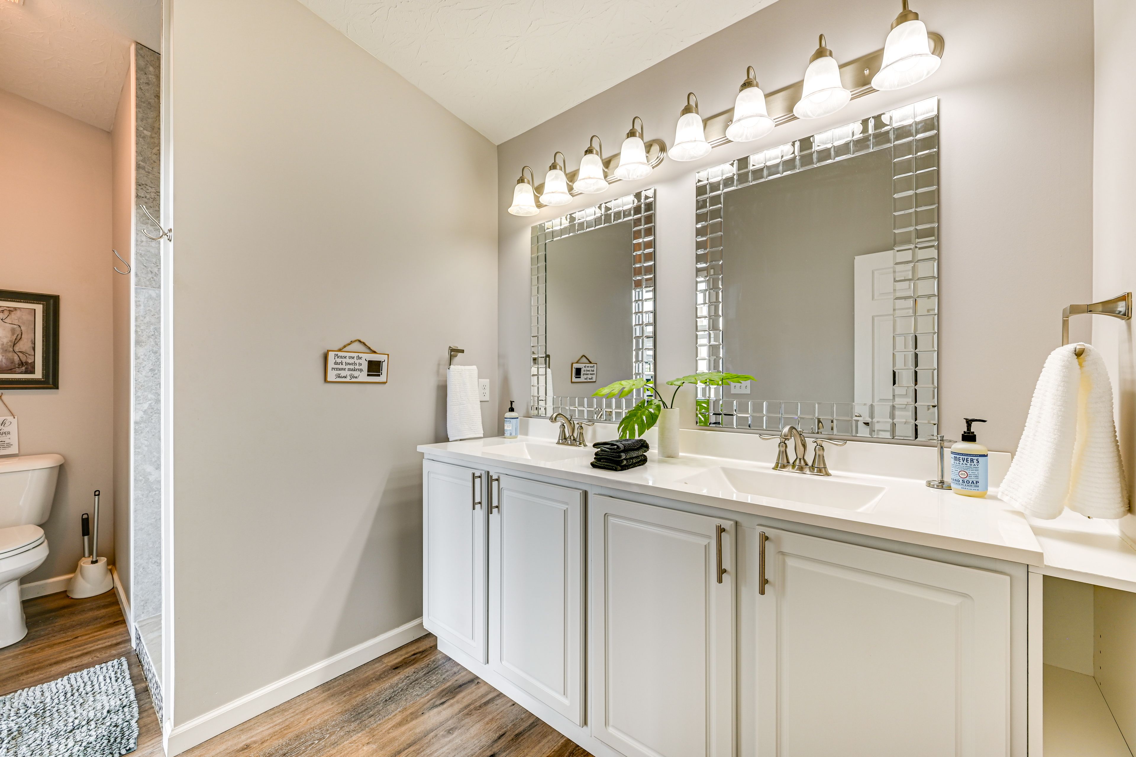 Full Bathroom | 2nd Floor