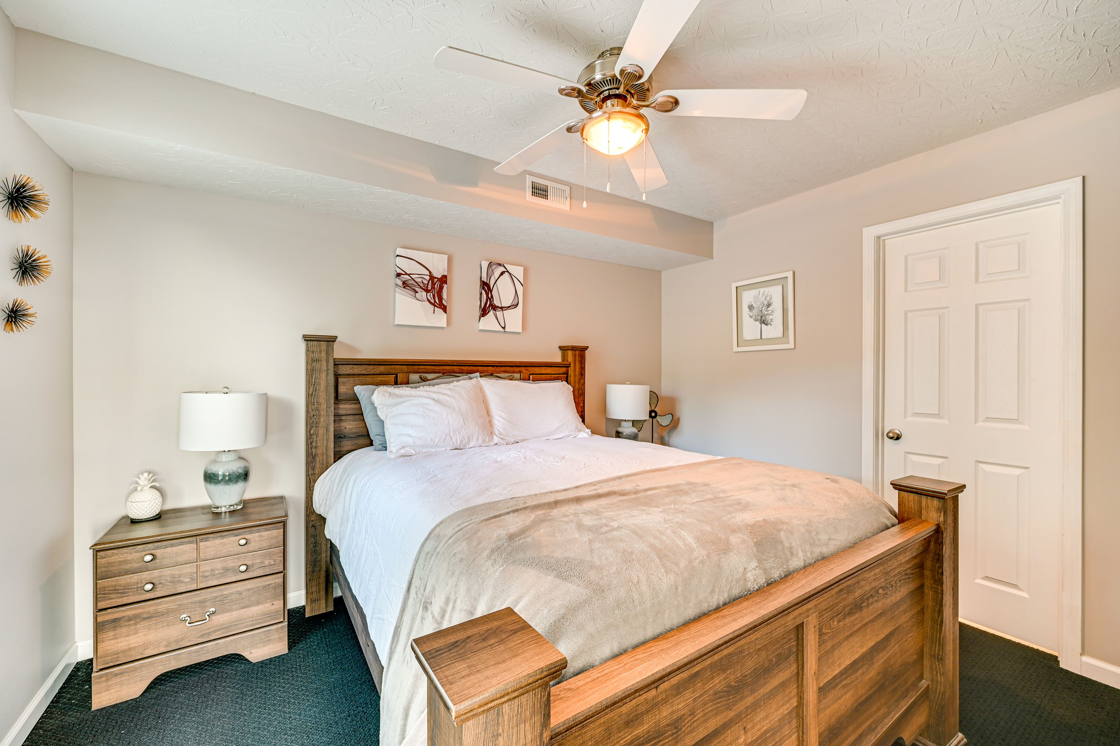 Bedroom 1 | 1st Floor | Queen Bed | Linens & Towels Provided