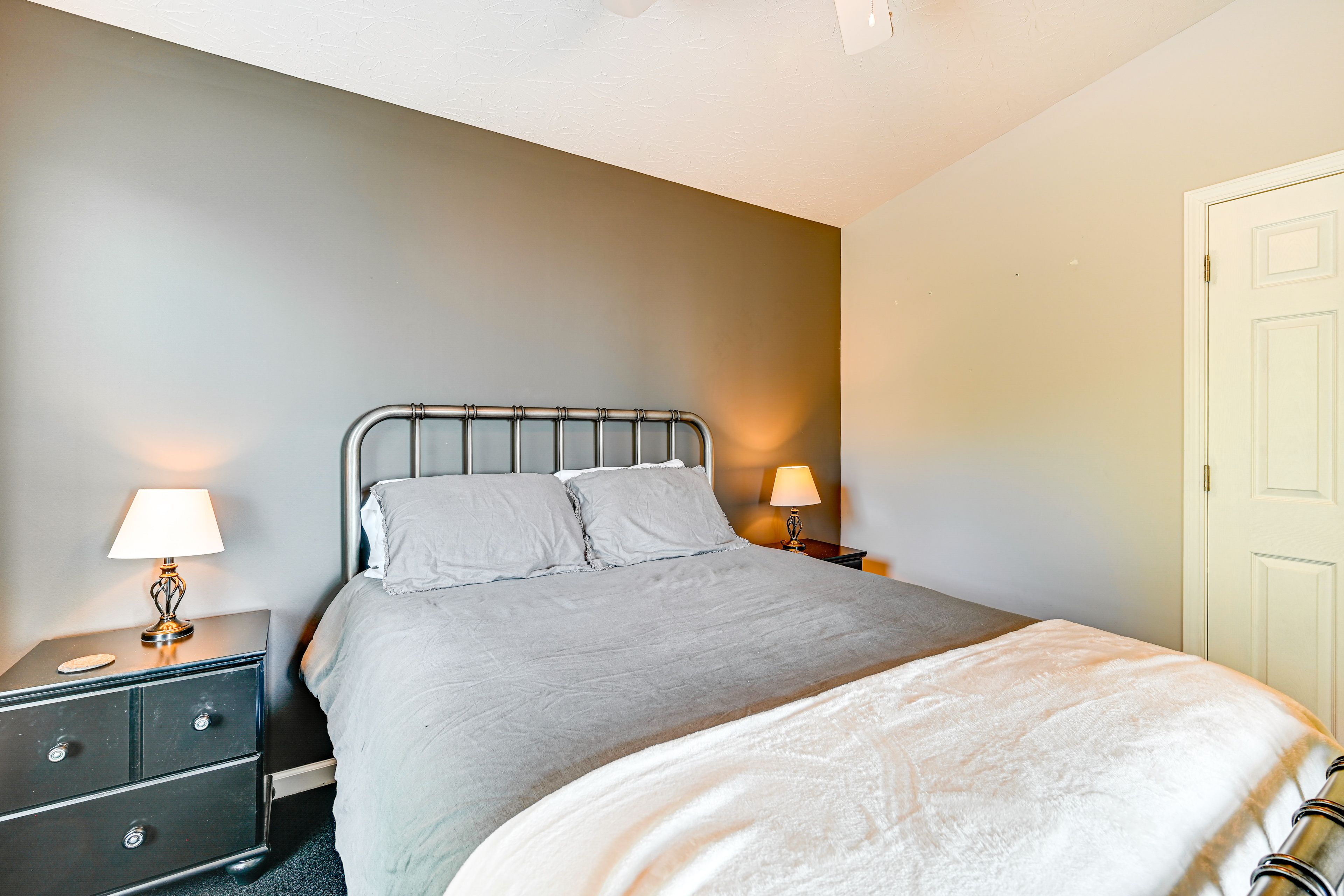Bedroom 2 | 2nd Floor | Queen Bed