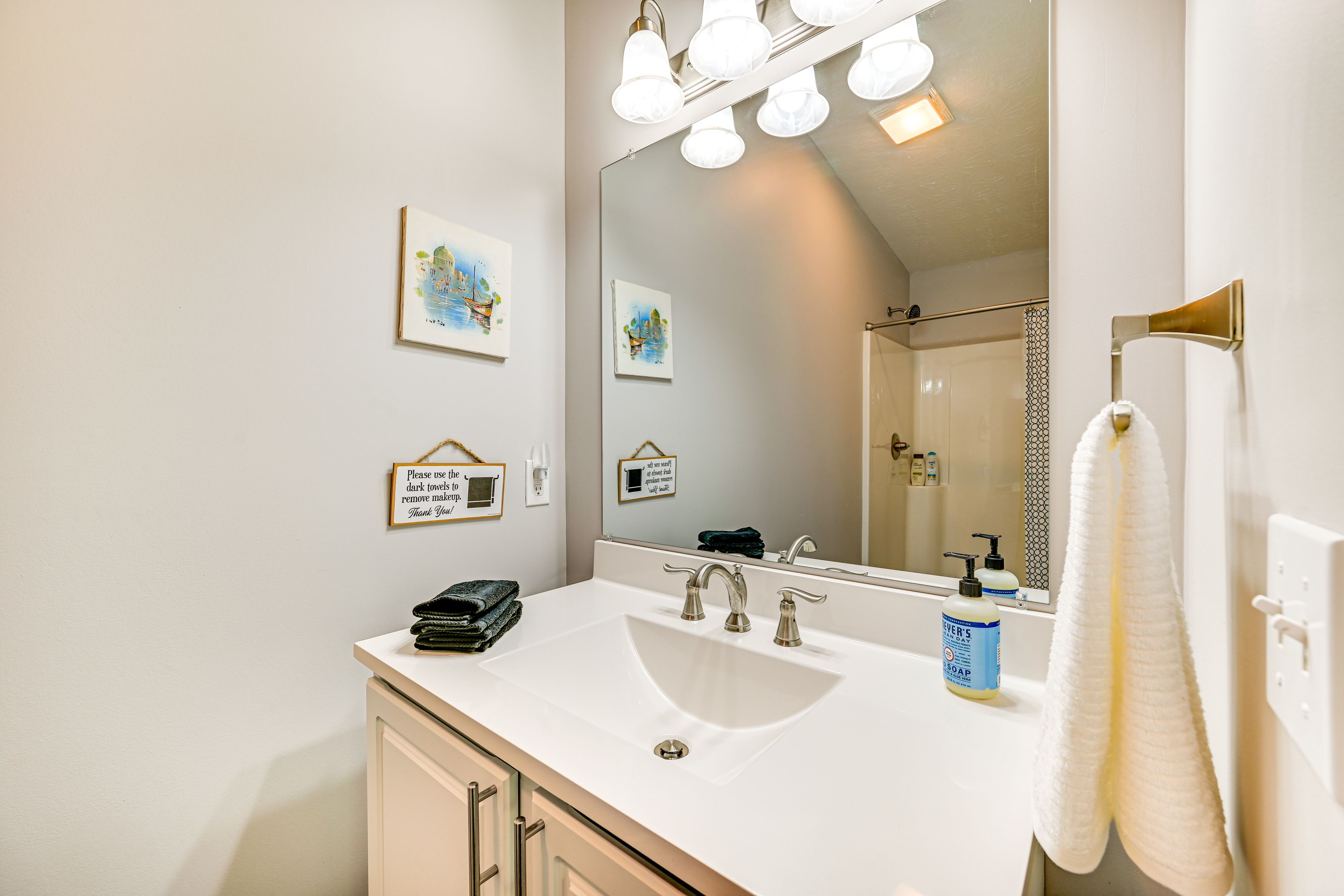 Full Bathroom | 2nd Floor