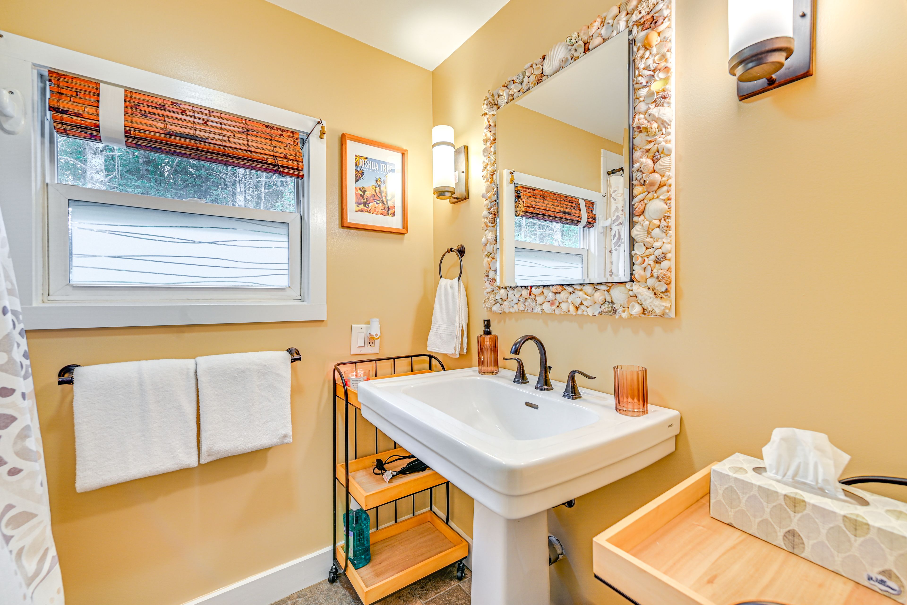 Full Bathroom | Towels Provided