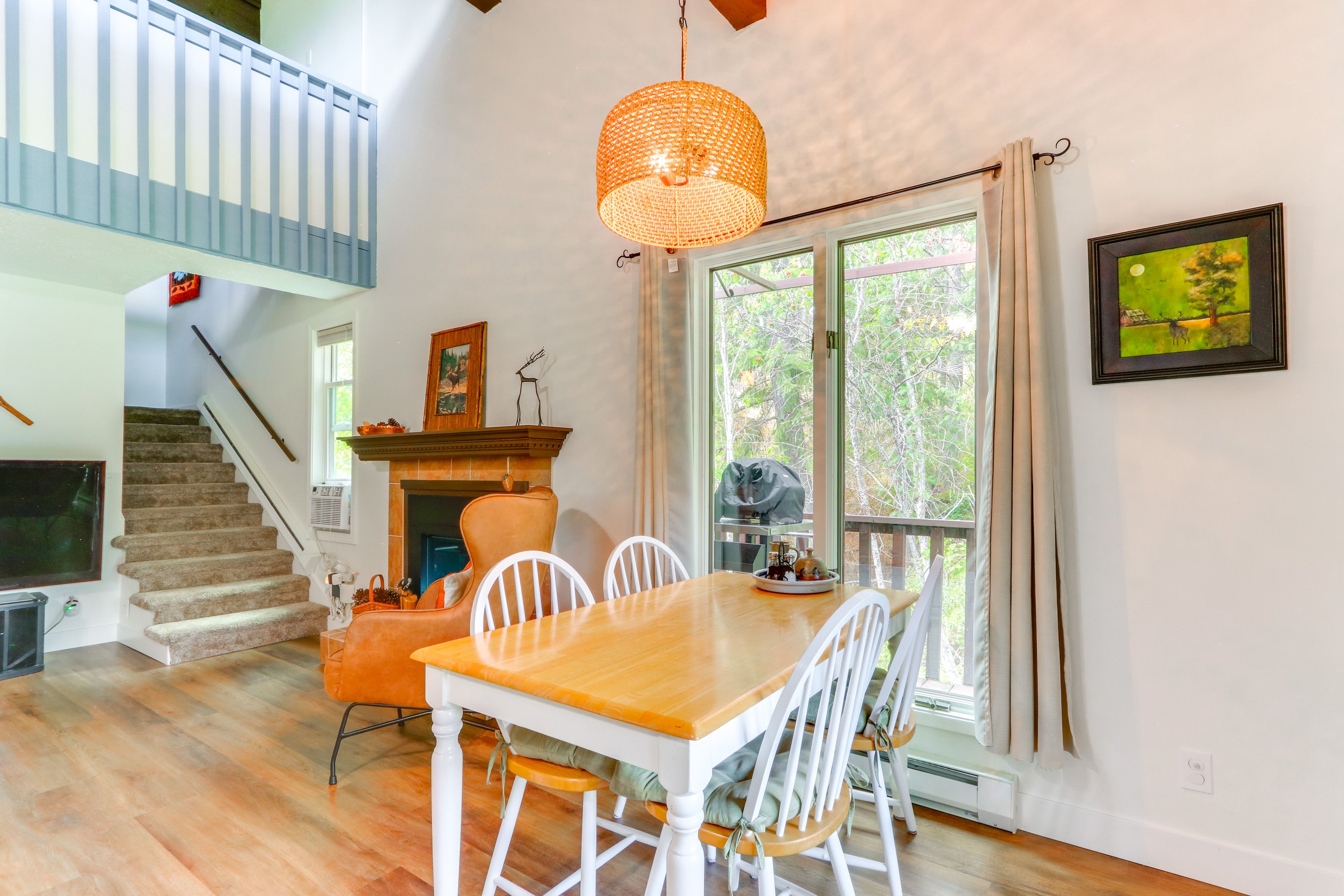 Dining Area | Dishware/Flatware Provided | Main Level