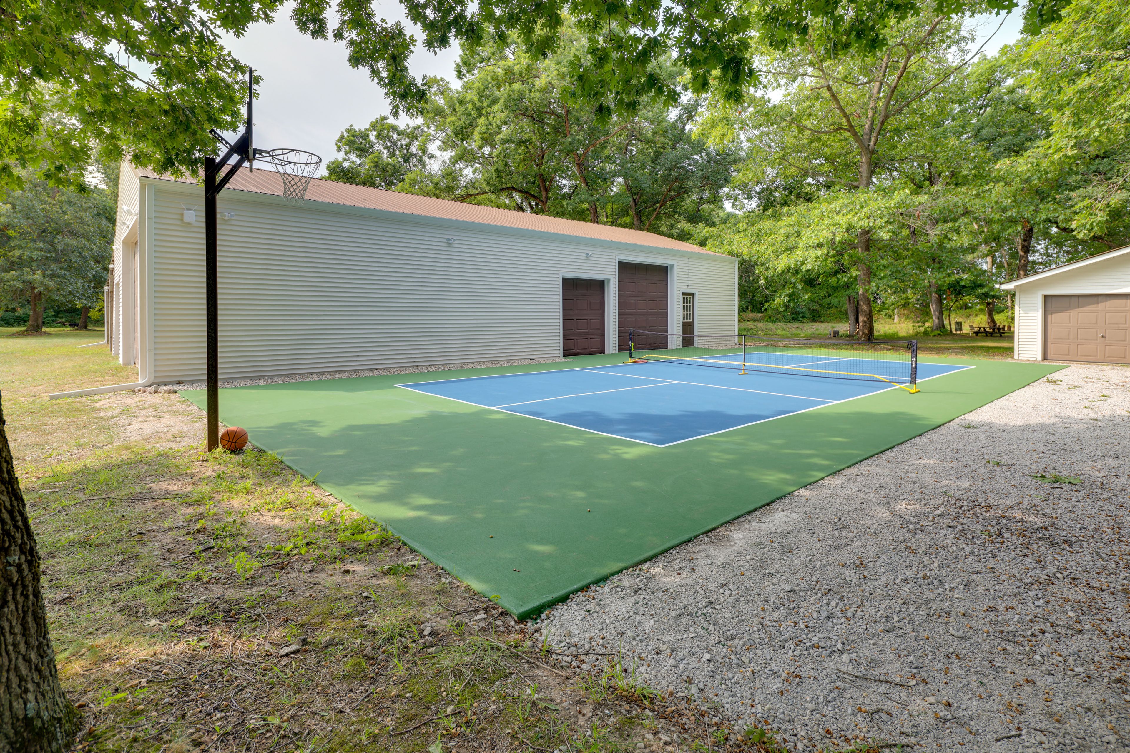 Basketball/Pickleball Court