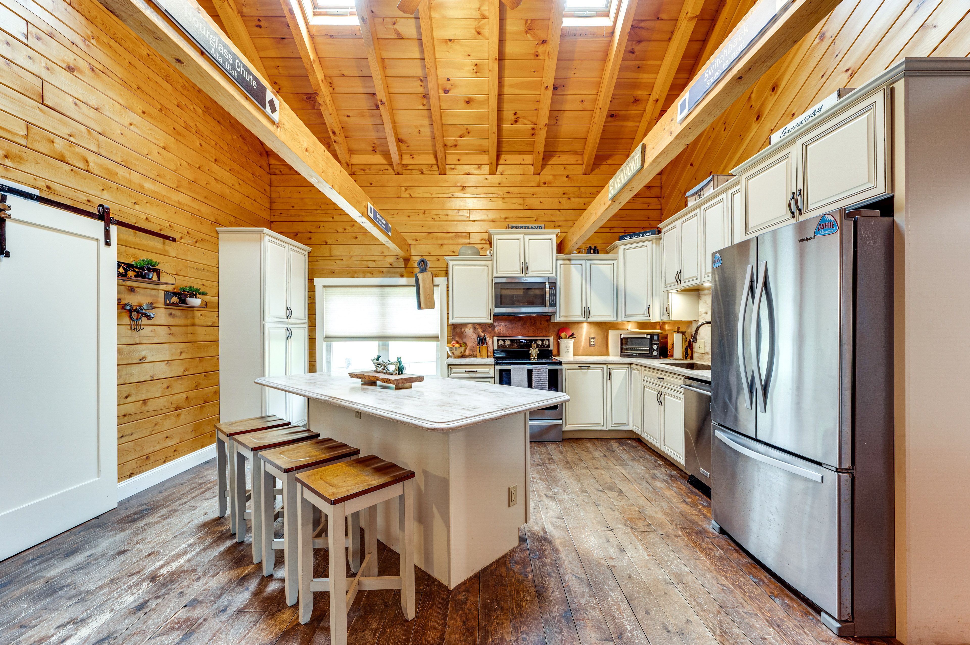 Kitchen | Main Level | Dishwasher | Dual Keurig/Drip Coffee Maker
