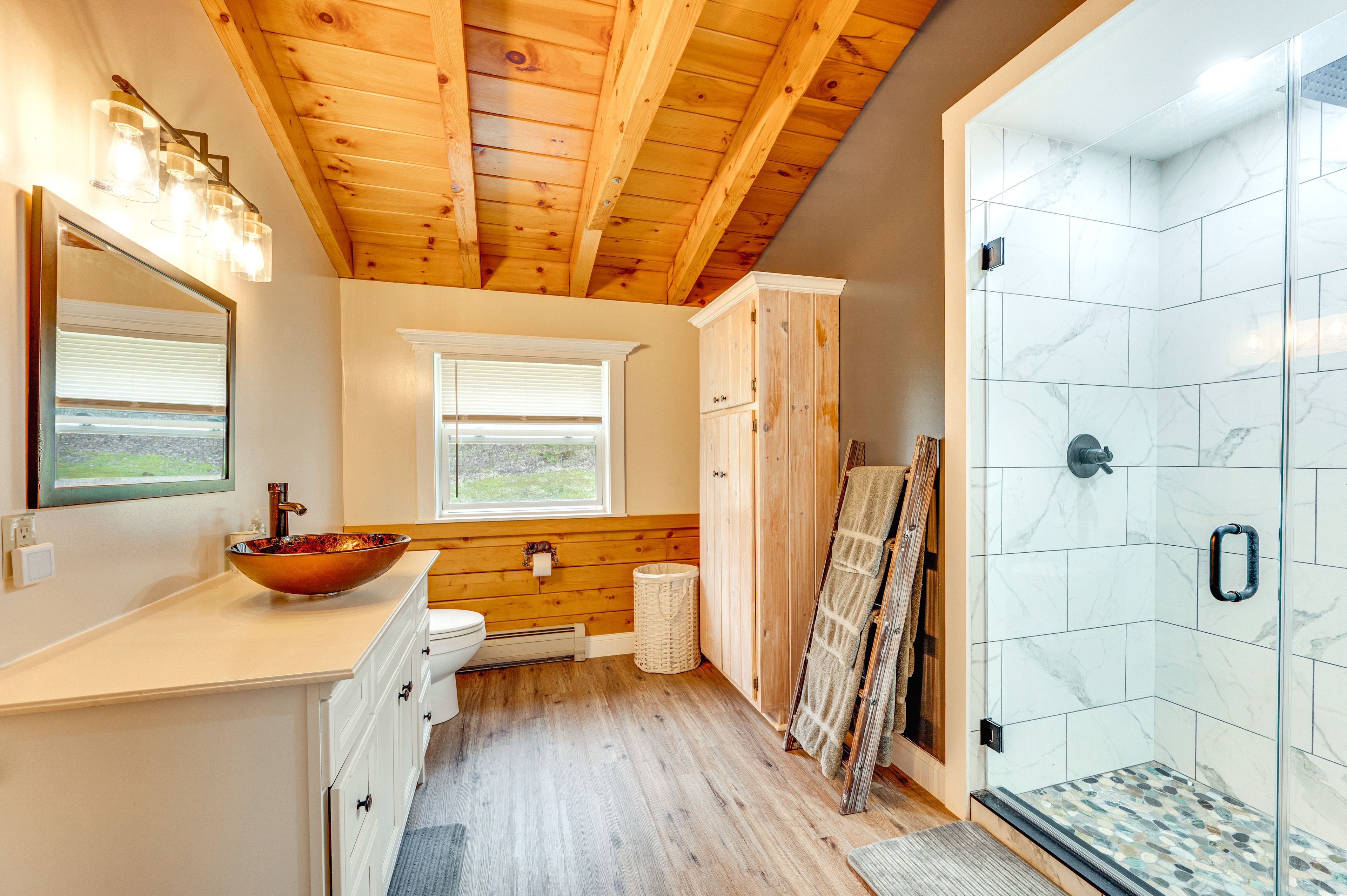 En-Suite Bathroom | Upper Level | Towels Provided