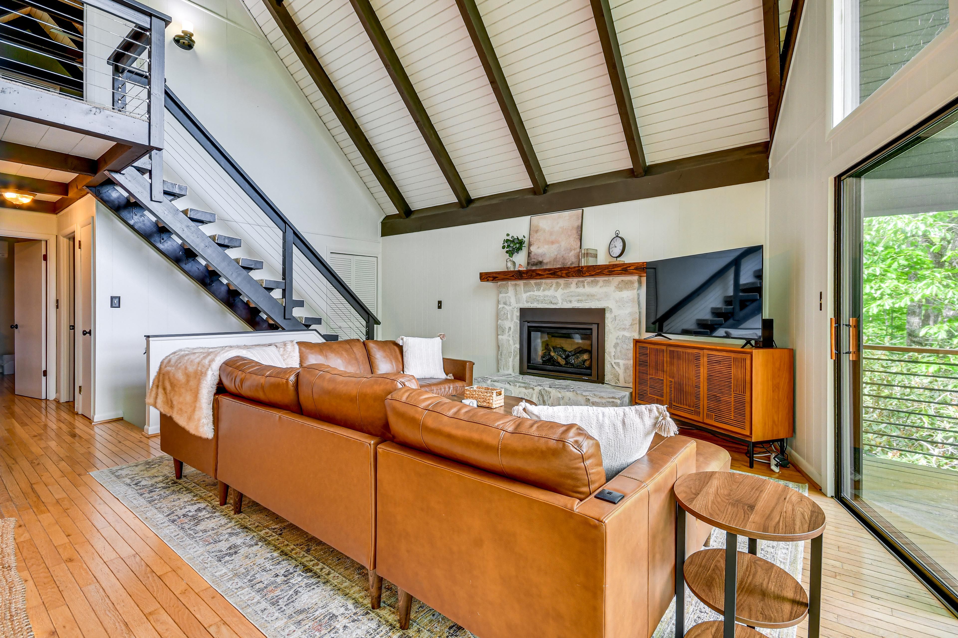 Living Room | Free WiFi | Smart TV | 2nd Floor