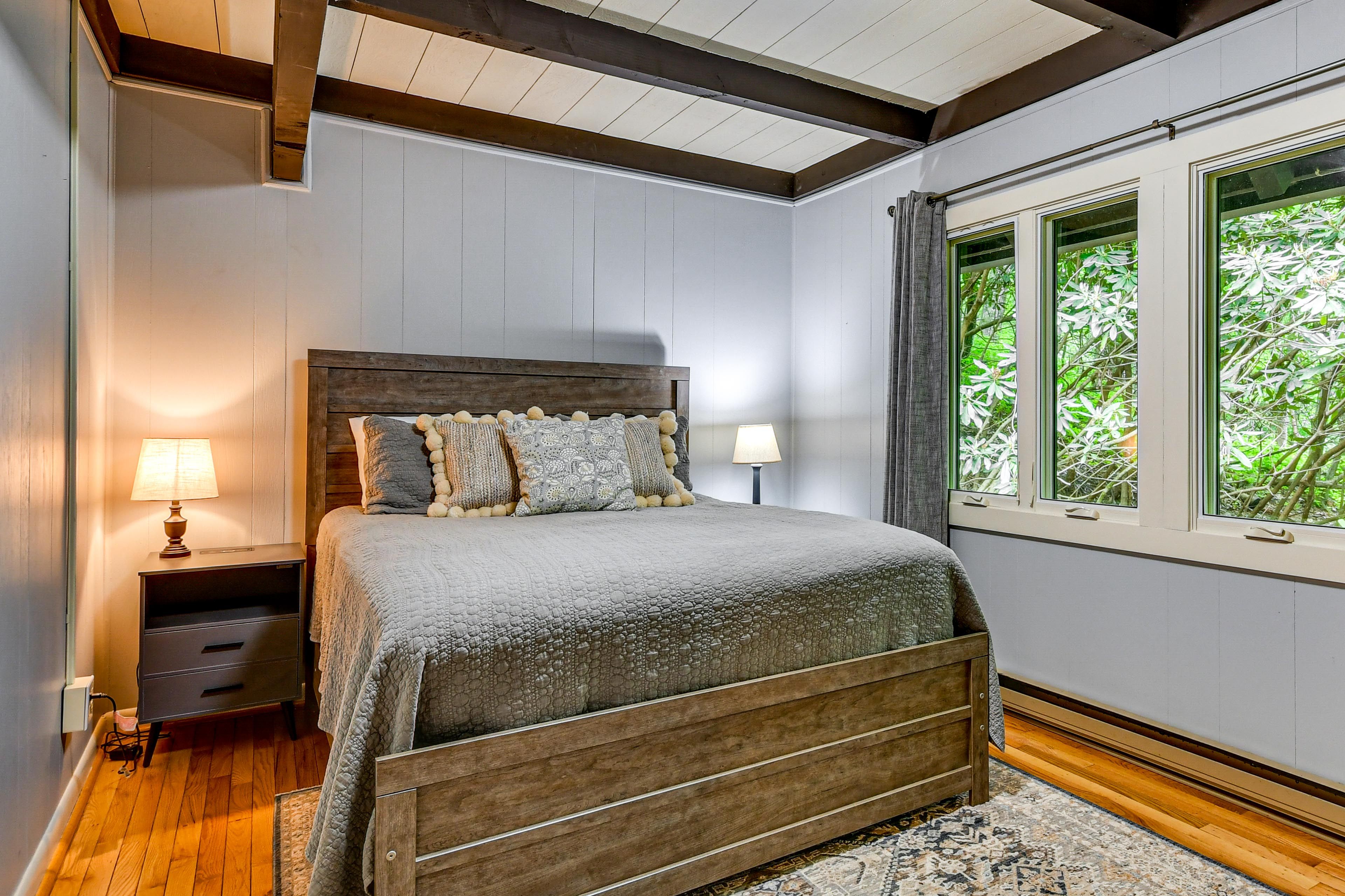 Bedroom 1 | Queen Bed | Linens Provided | 2nd Floor