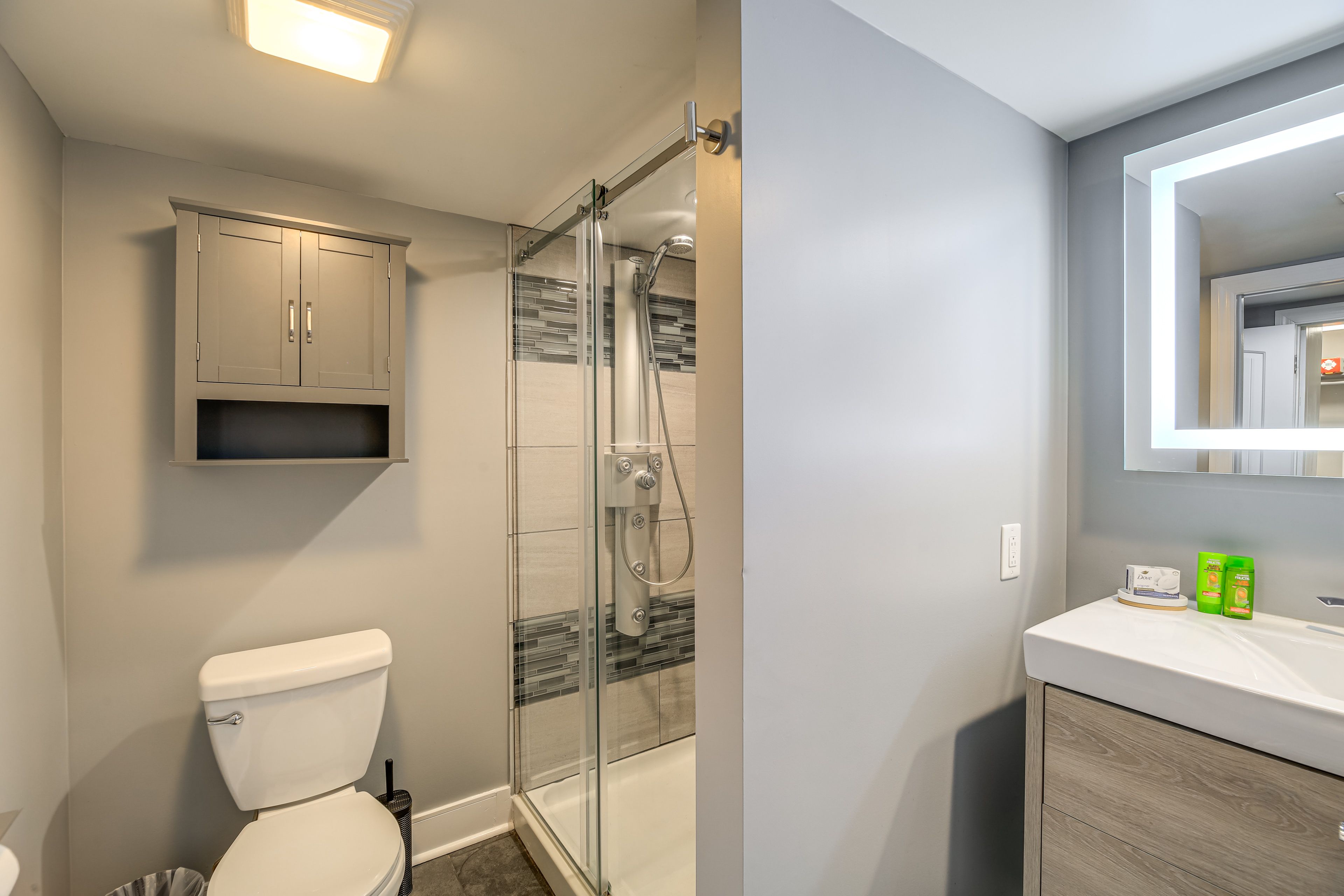 Full Bathroom | Basement Floor | Towels Provided
