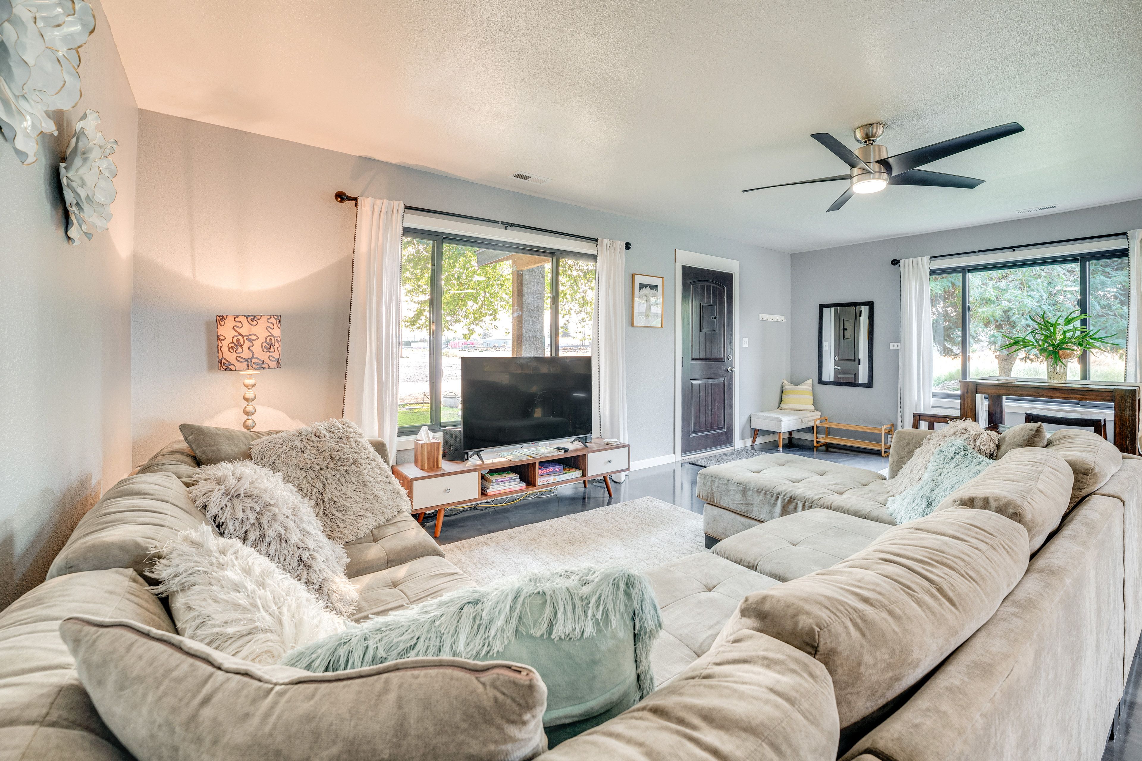 Living Room | Smart TV | Free WiFi | Central A/C & Electric Heating