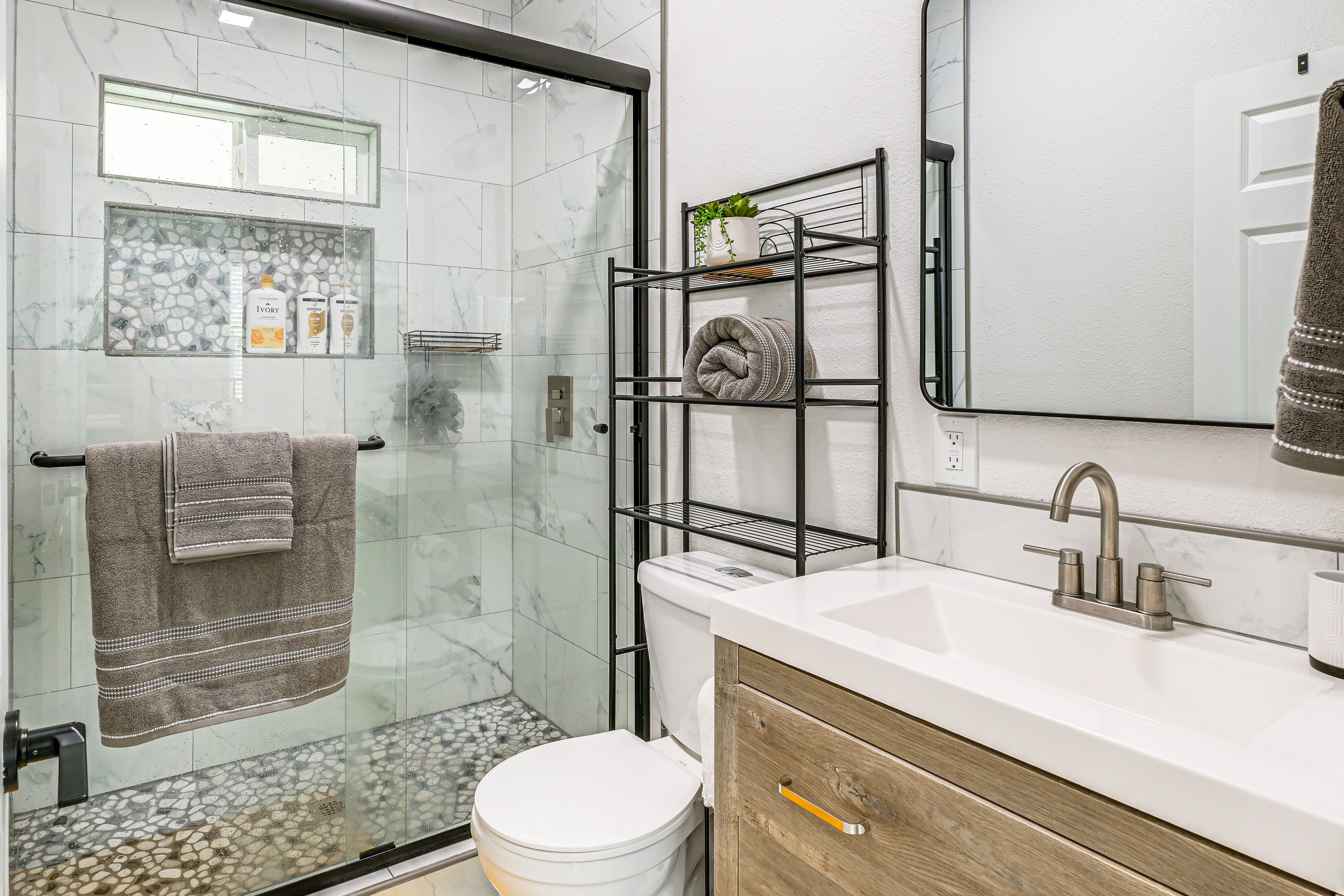Full Bathroom | Towels Provided