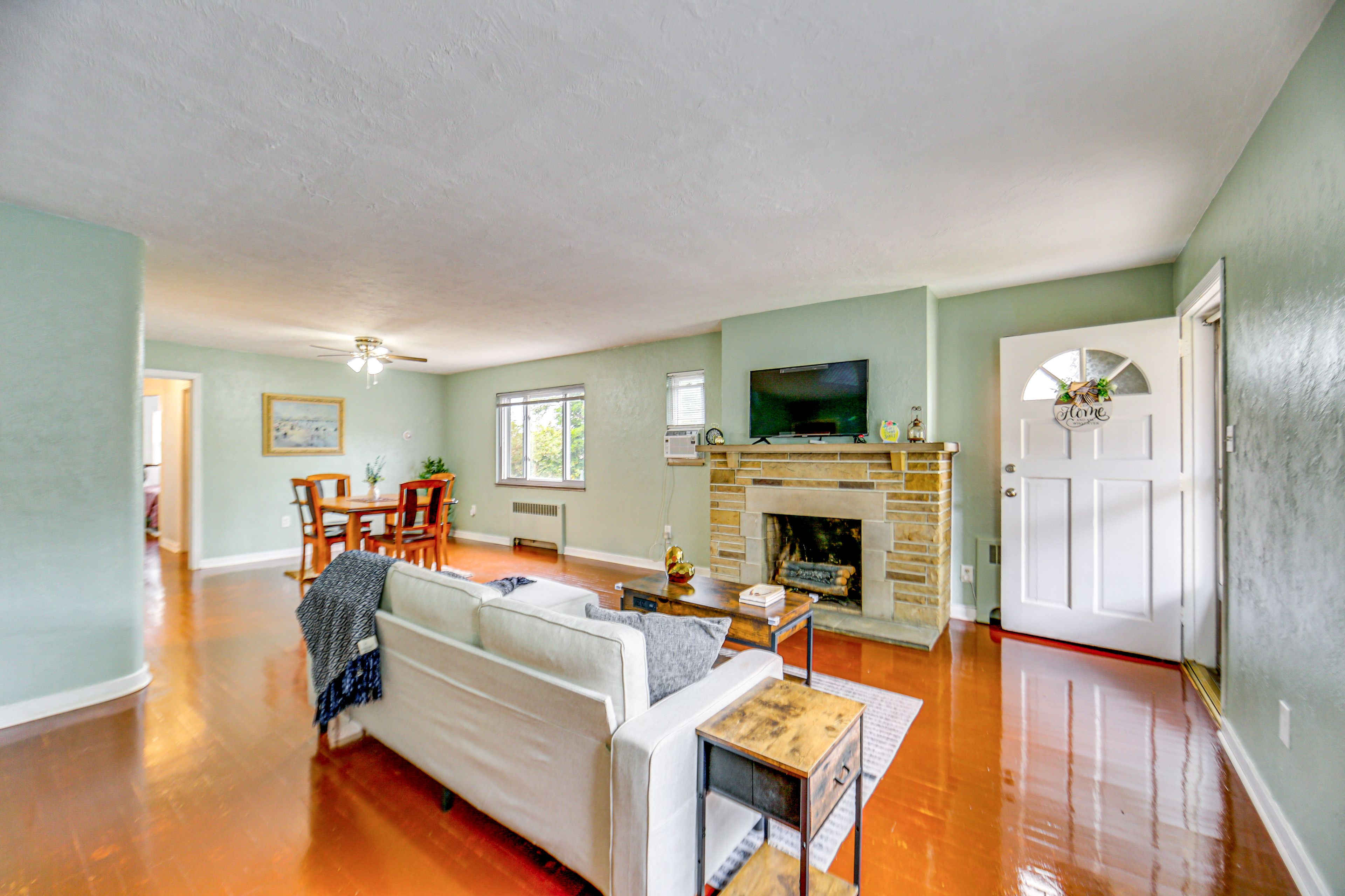 Pittsburgh Vacation Rental | 2BR | 1BA | 1,150 Sq Ft | 4 Steps Required
