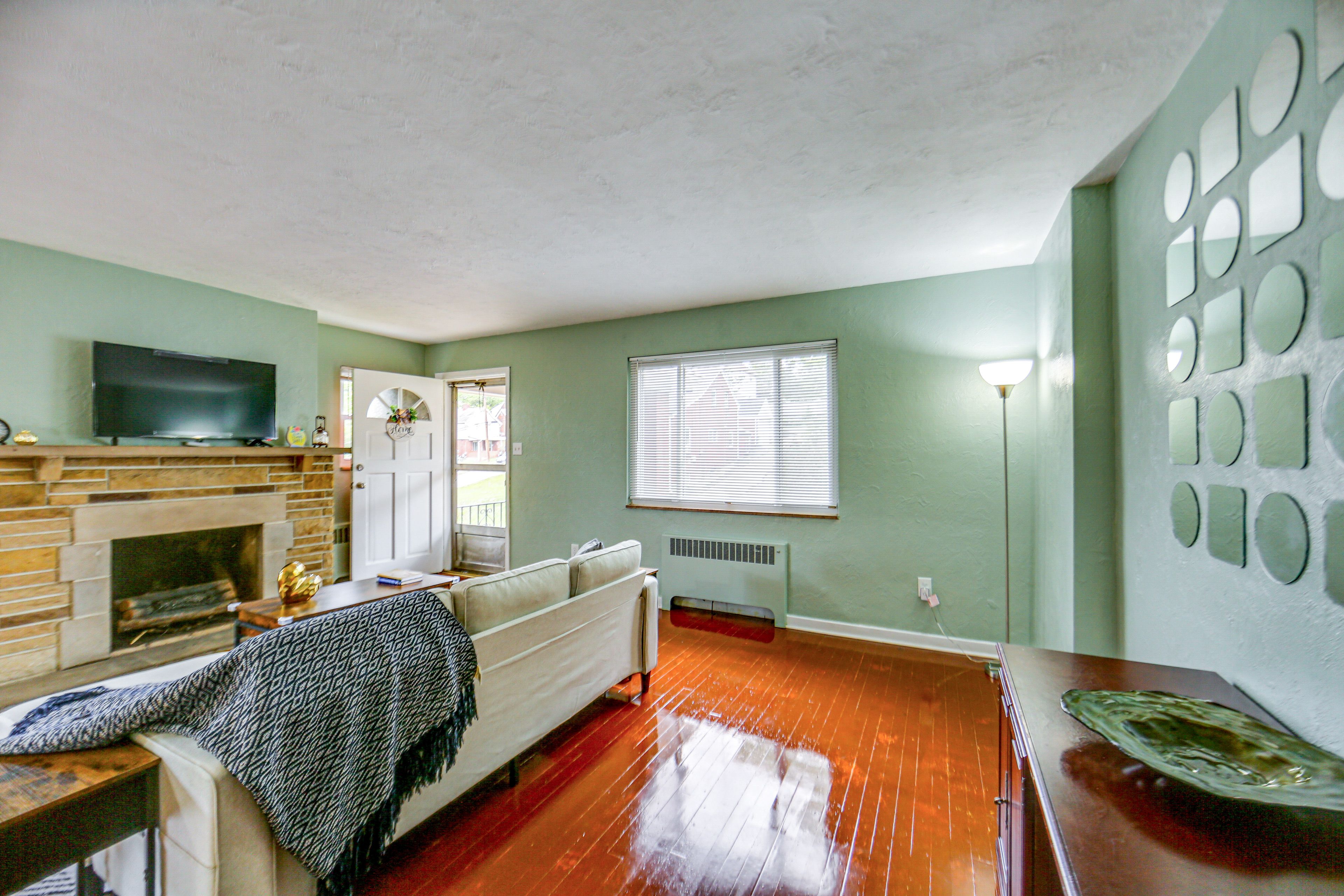 Living Room | Smart TV | Fireplace