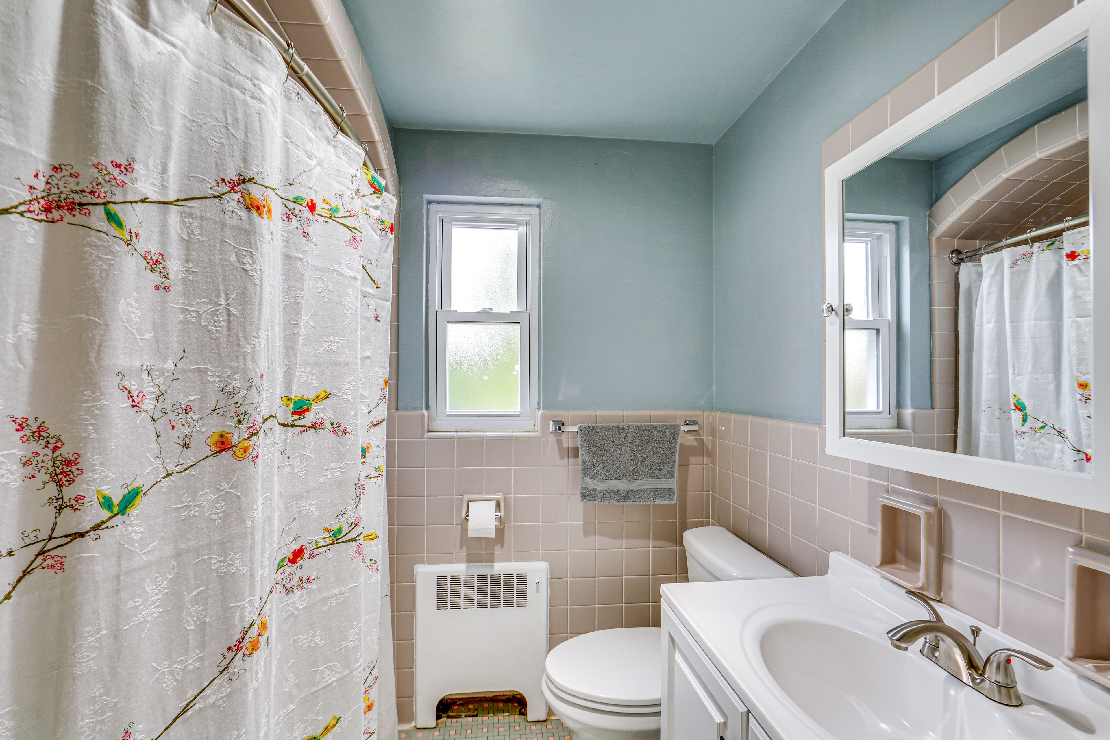 Full Bathroom | Towels Provided