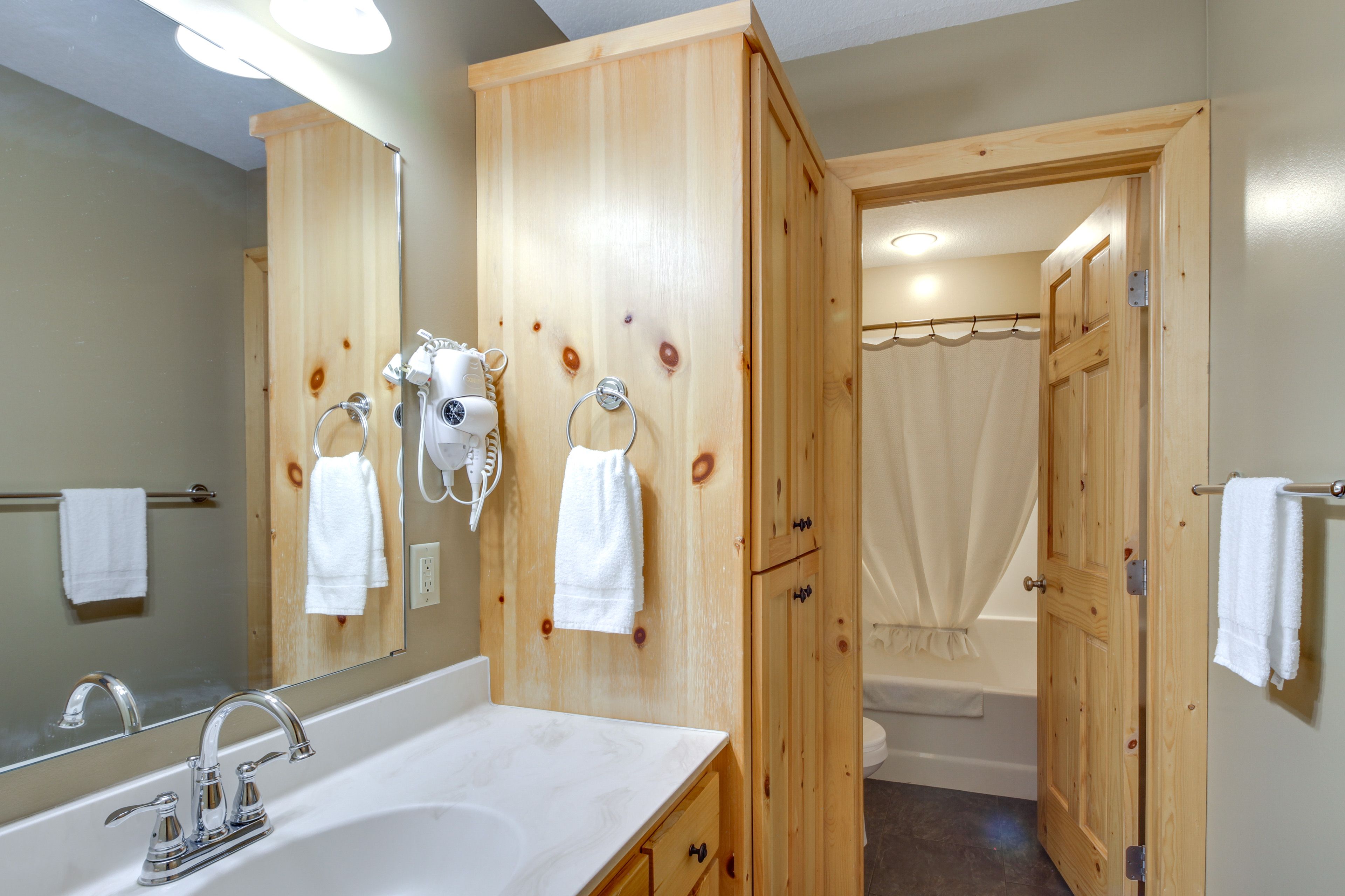 Full Bath | 2nd Floor