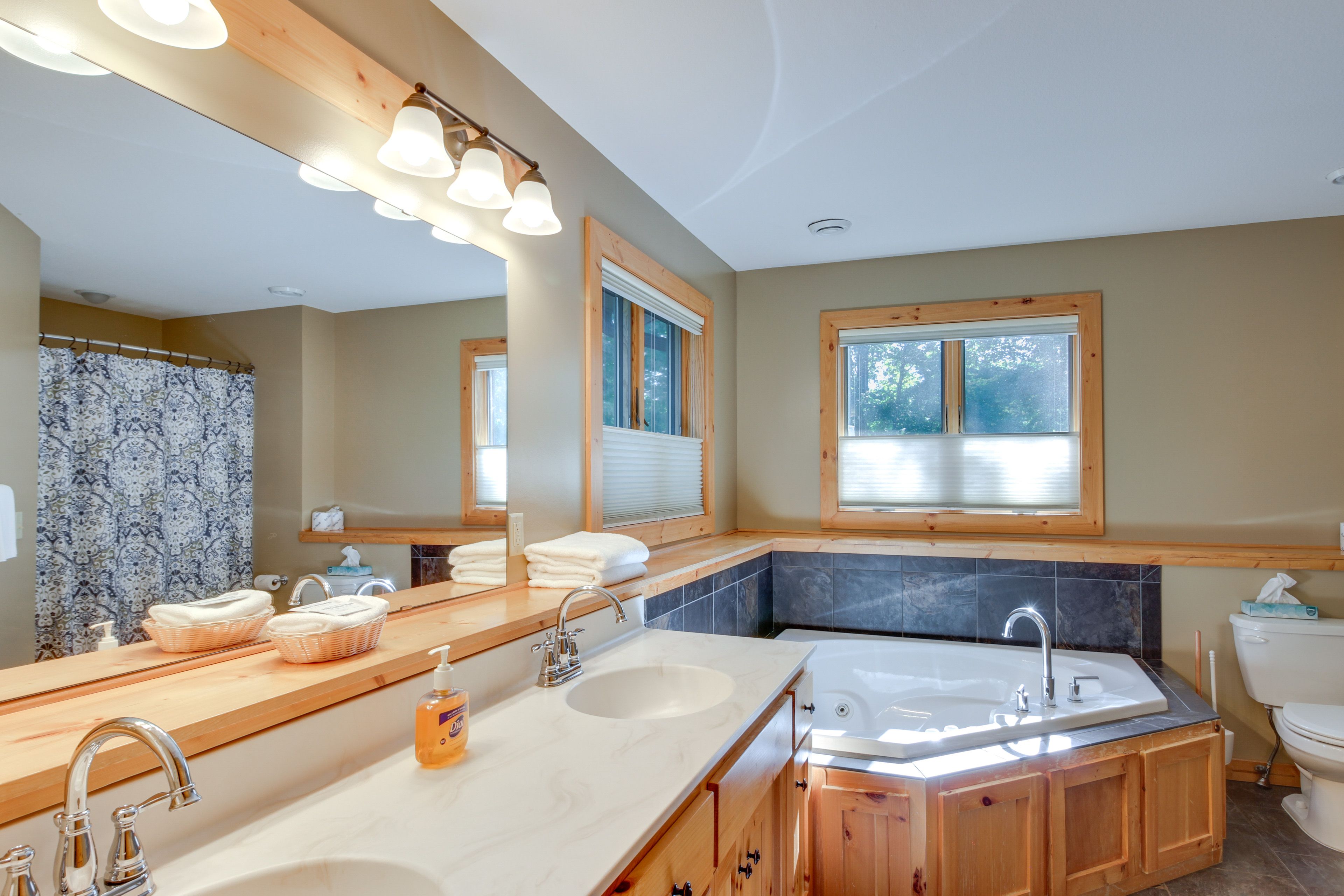 Full Bath | Towels | 1st Floor