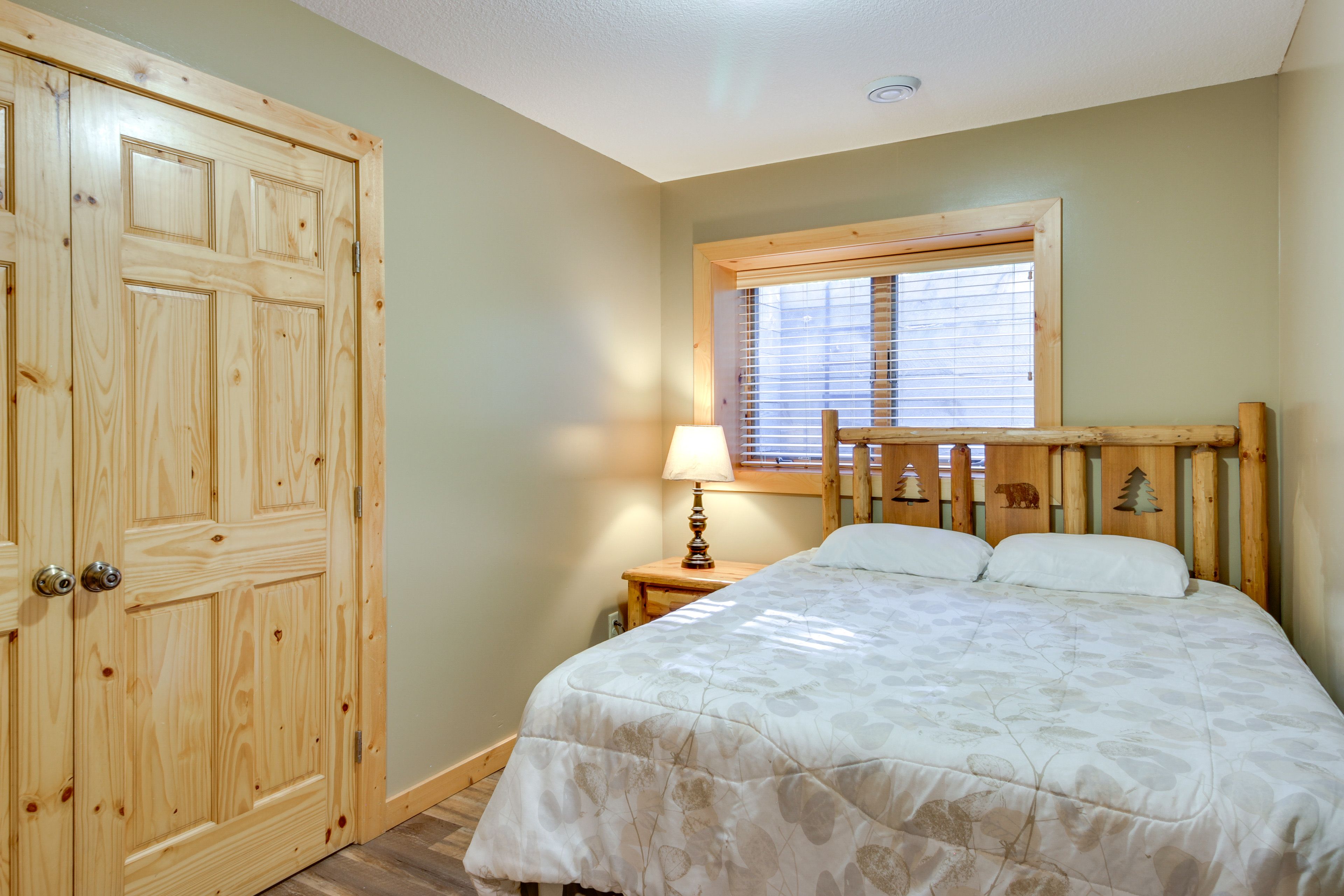 Bedroom 4 | Queen Bed | 1st Floor
